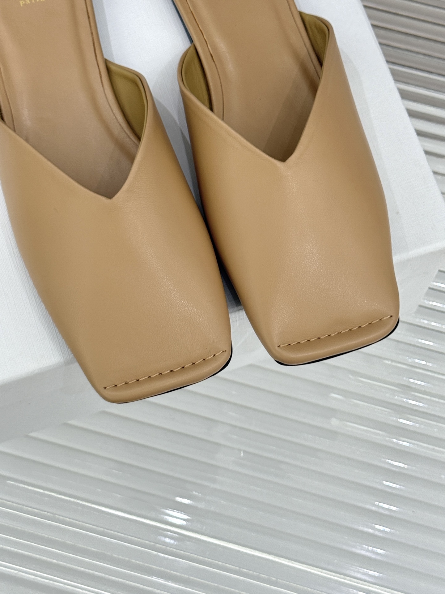 
CARVEN 25ss春夏新品
方头包头半拖！
极简主义的设计风格
日常随心搭配裙子 
裤子 都无敌好