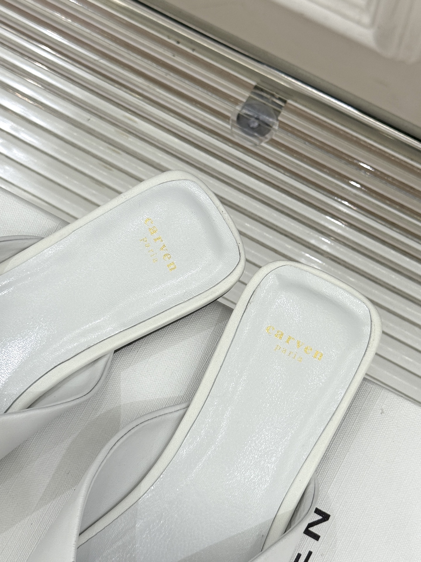 
CARVEN 25ss春夏新品
方头包头半拖！
极简主义的设计风格
日常随心搭配裙子 
裤子 都无敌好
