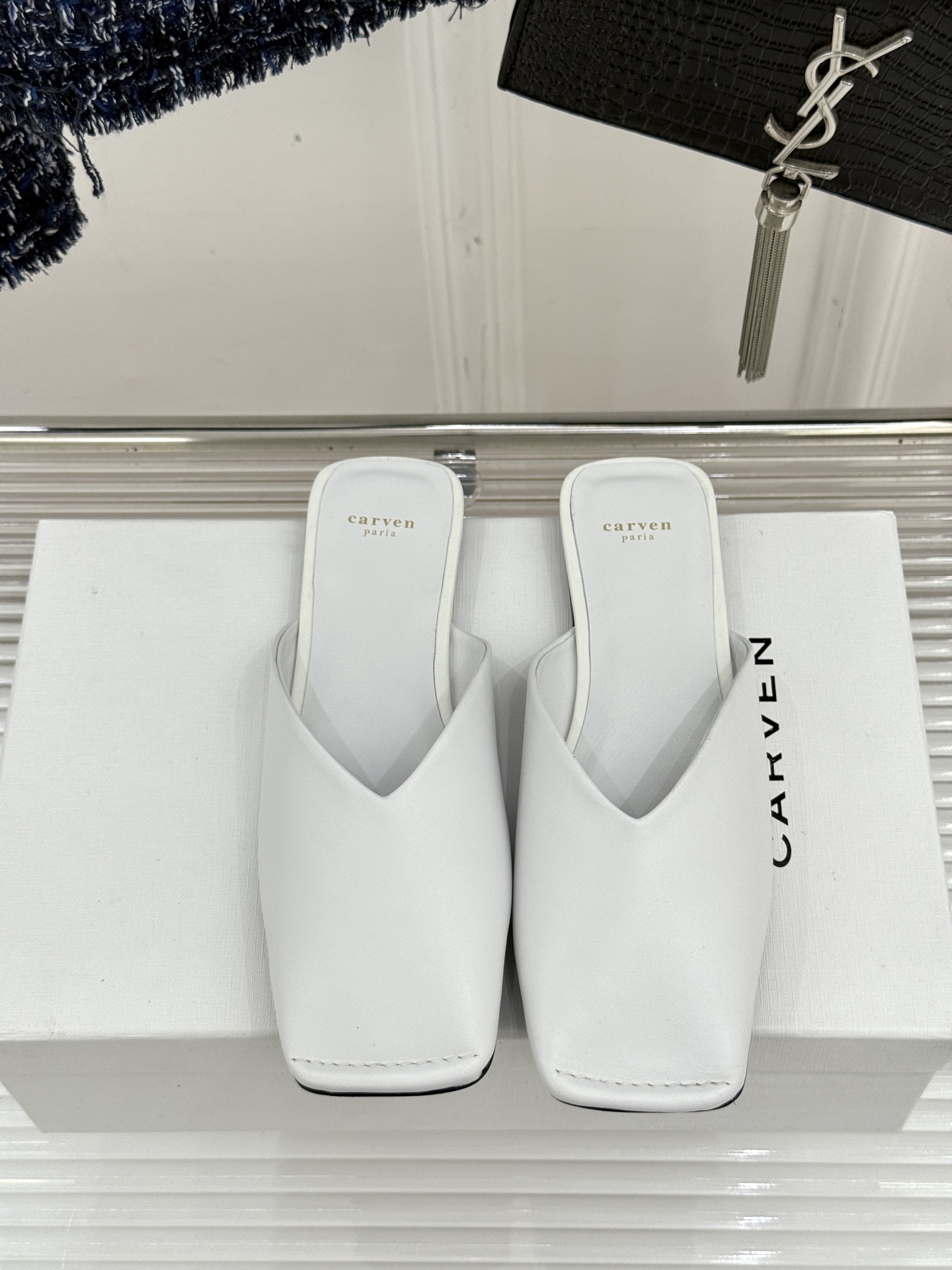 
CARVEN 25ss春夏新品
方头包头半拖！
极简主义的设计风格
日常随心搭配裙子 
裤子 都无敌好