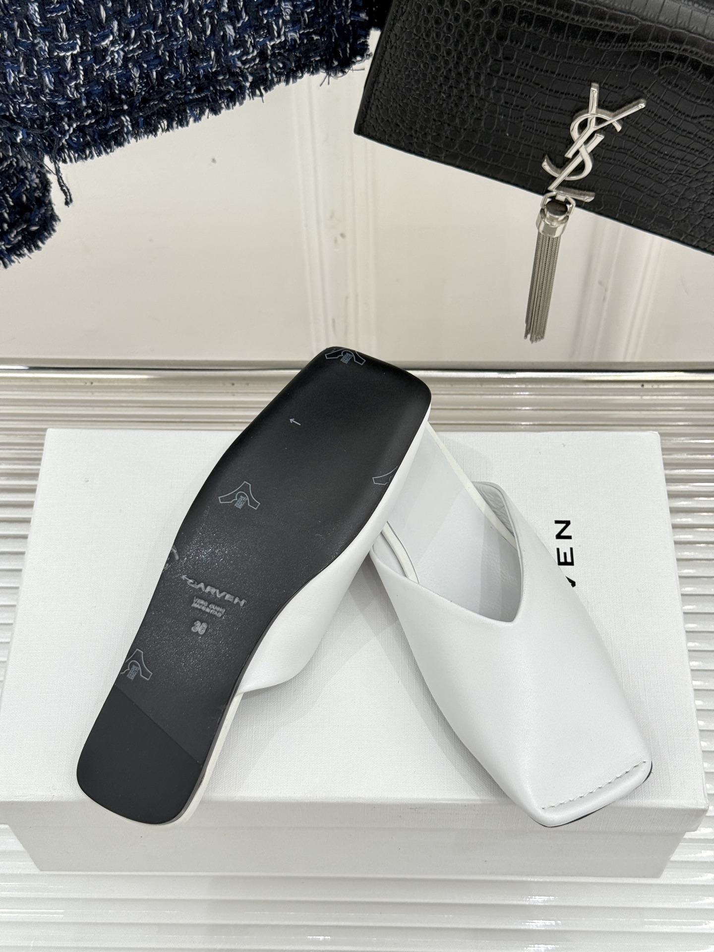 
CARVEN 25ss春夏新品
方头包头半拖！
极简主义的设计风格
日常随心搭配裙子 
裤子 都无敌好