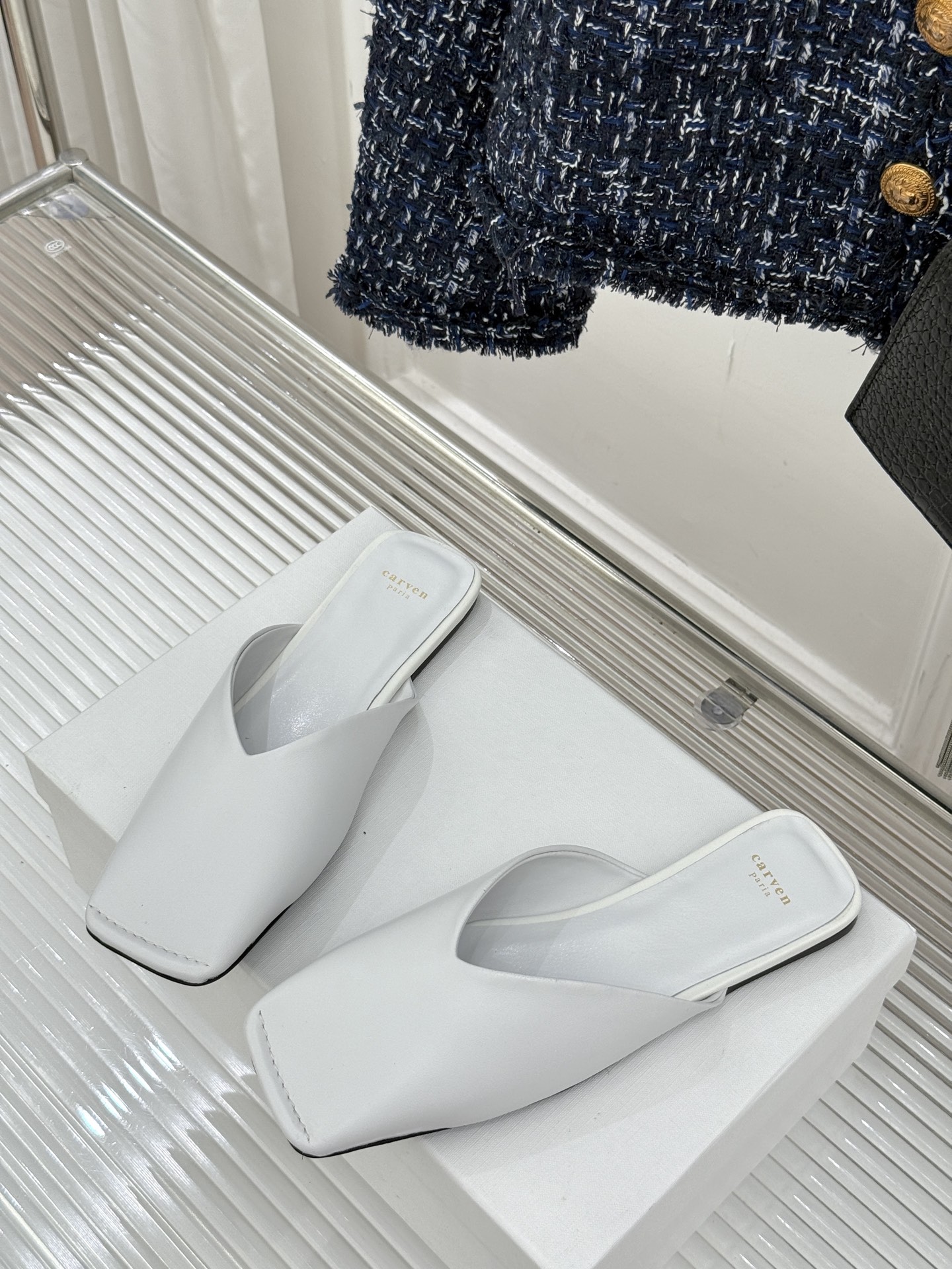 
CARVEN 25ss春夏新品
方头包头半拖！
极简主义的设计风格
日常随心搭配裙子 
裤子 都无敌好