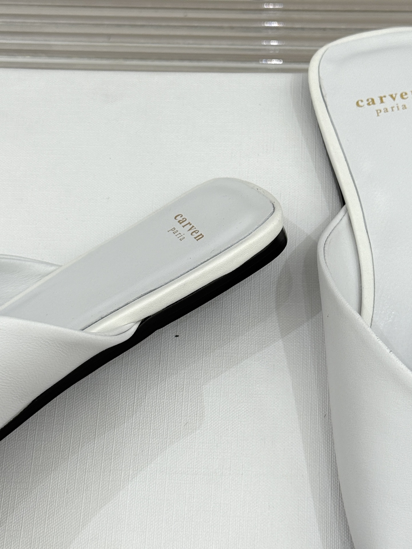 
CARVEN 25ss春夏新品
方头包头半拖！
极简主义的设计风格
日常随心搭配裙子 
裤子 都无敌好