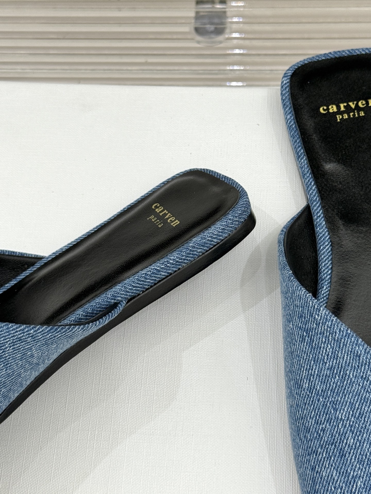 
CARVEN 25ss春夏新品
方头包头半拖！
极简主义的设计风格
日常随心搭配裙子 
裤子 都无敌好