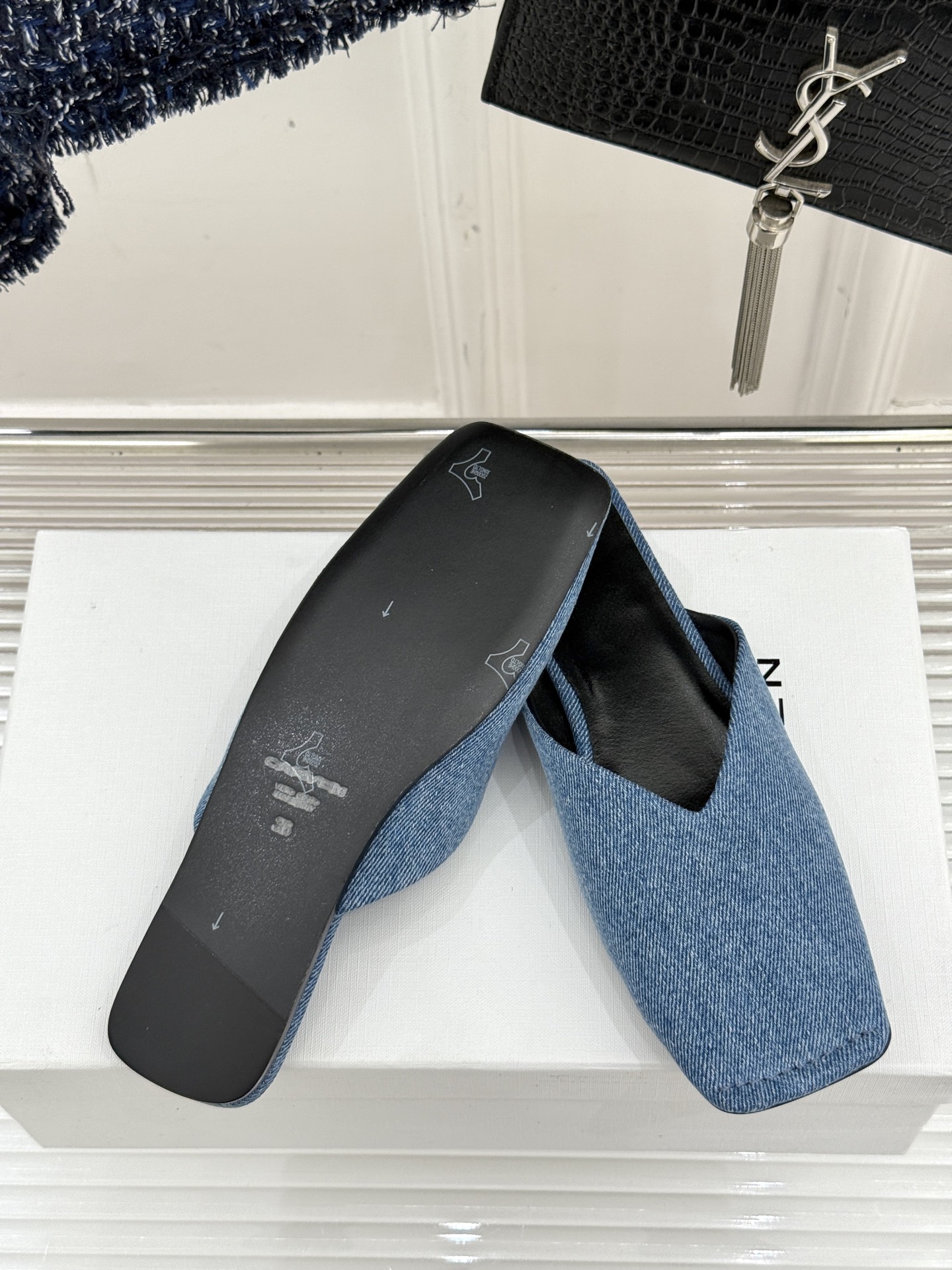 
CARVEN 25ss春夏新品
方头包头半拖！
极简主义的设计风格
日常随心搭配裙子 
裤子 都无敌好
