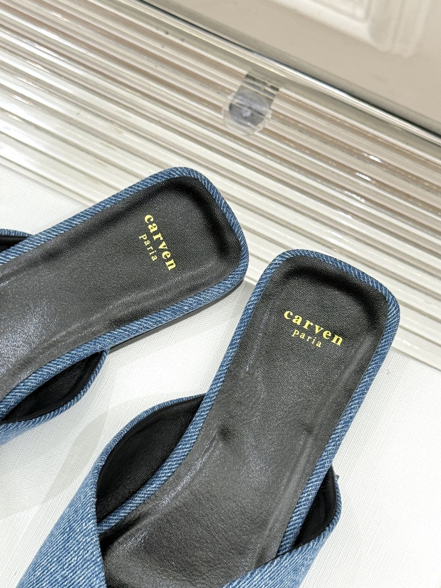 
CARVEN 25ss春夏新品
方头包头半拖！
极简主义的设计风格
日常随心搭配裙子 
裤子 都无敌好