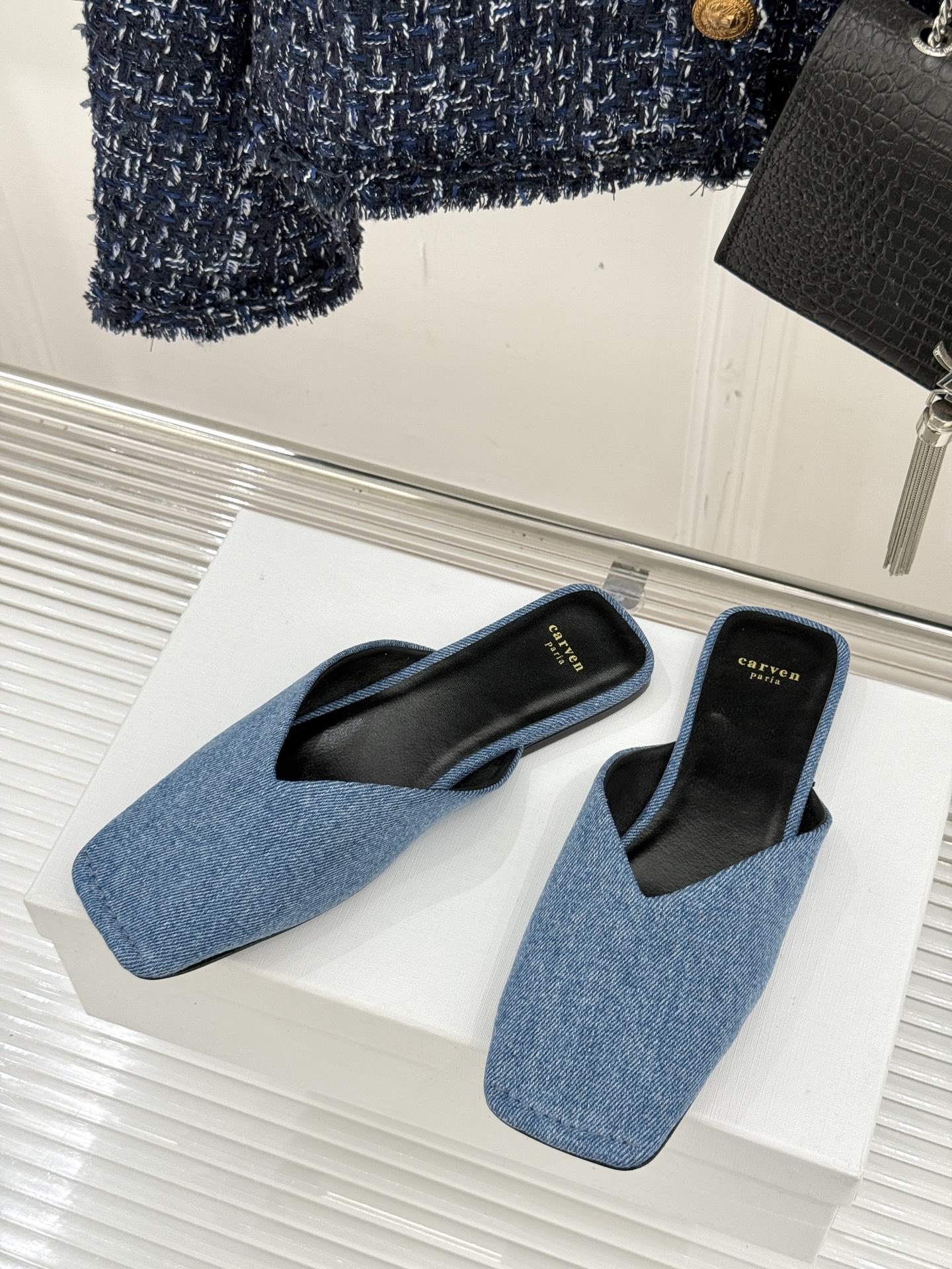 
CARVEN 25ss春夏新品
方头包头半拖！
极简主义的设计风格
日常随心搭配裙子 
裤子 都无敌好