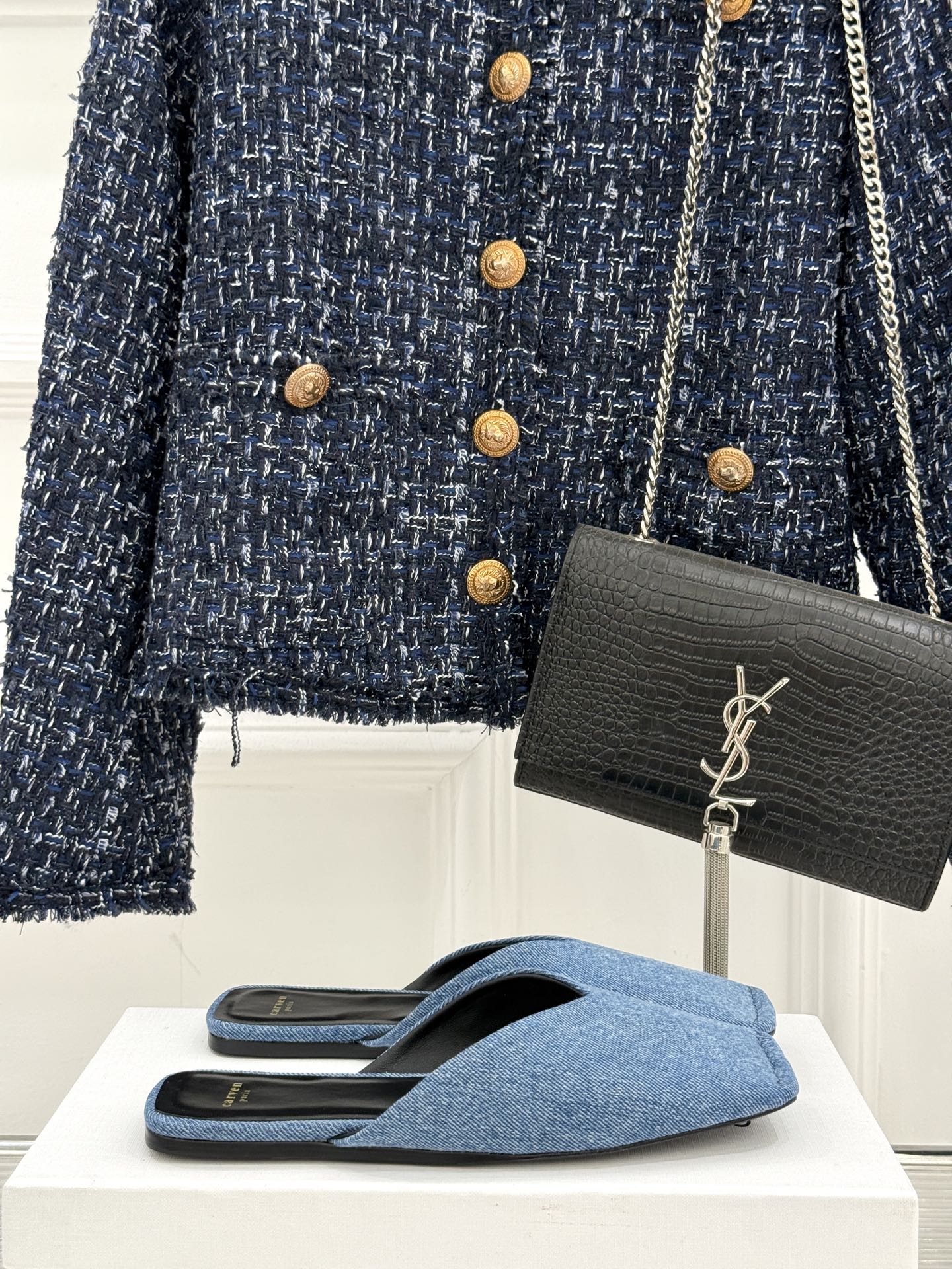 
CARVEN 25ss春夏新品
方头包头半拖！
极简主义的设计风格
日常随心搭配裙子 
裤子 都无敌好