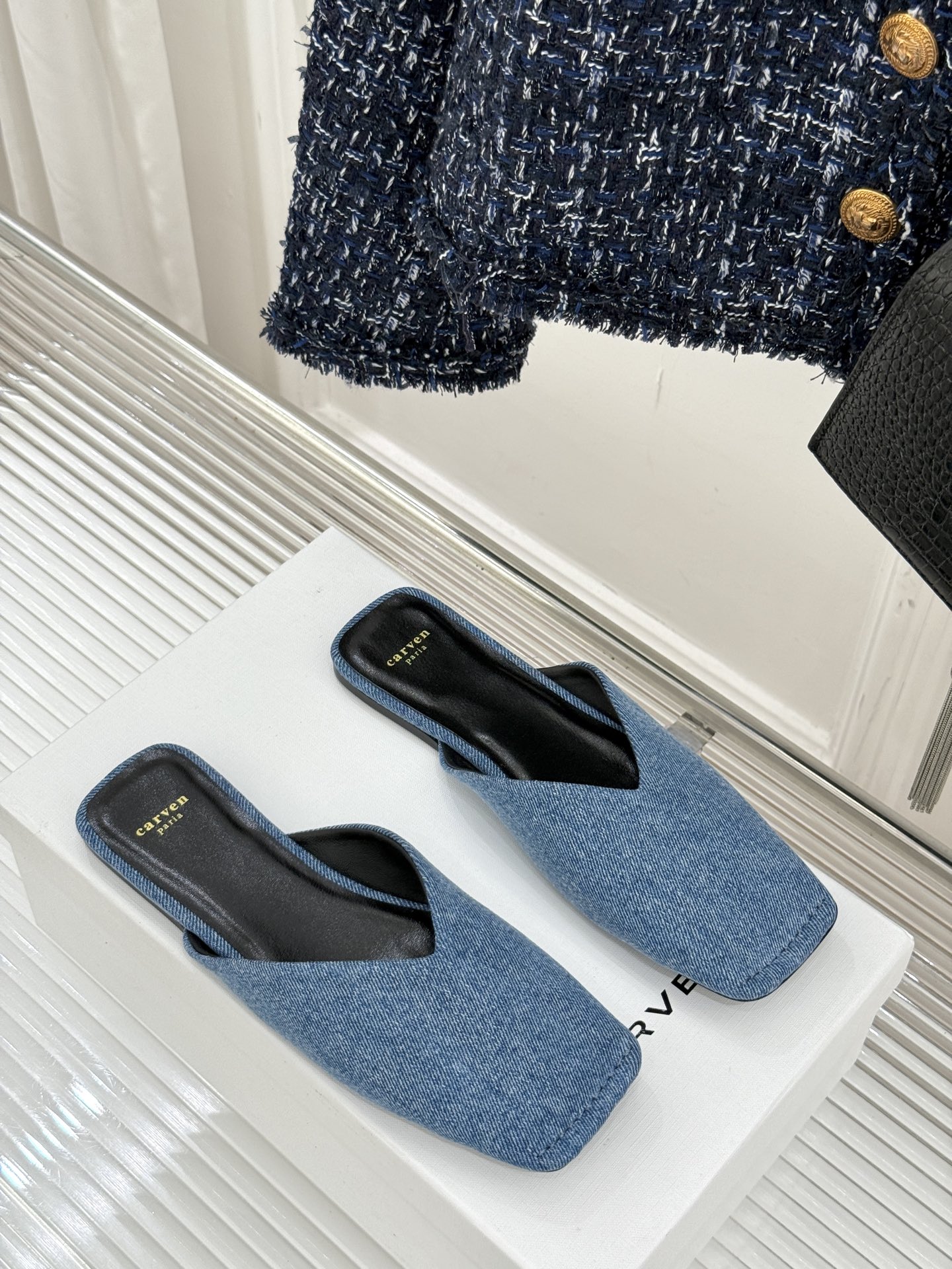 
CARVEN 25ss春夏新品
方头包头半拖！
极简主义的设计风格
日常随心搭配裙子 
裤子 都无敌好