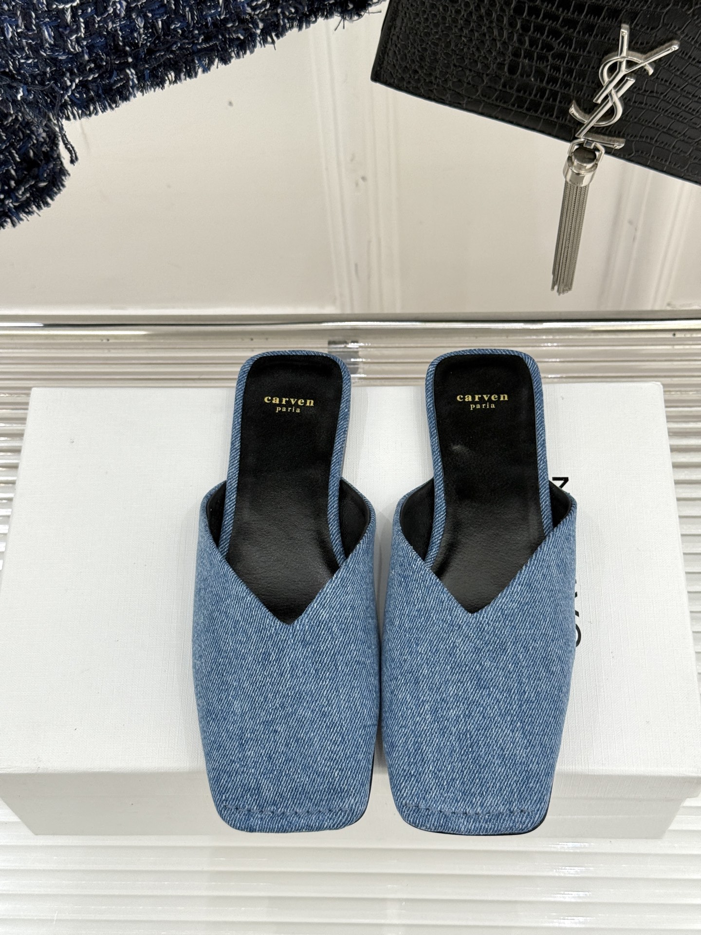 
CARVEN 25ss春夏新品
方头包头半拖！
极简主义的设计风格
日常随心搭配裙子 
裤子 都无敌好