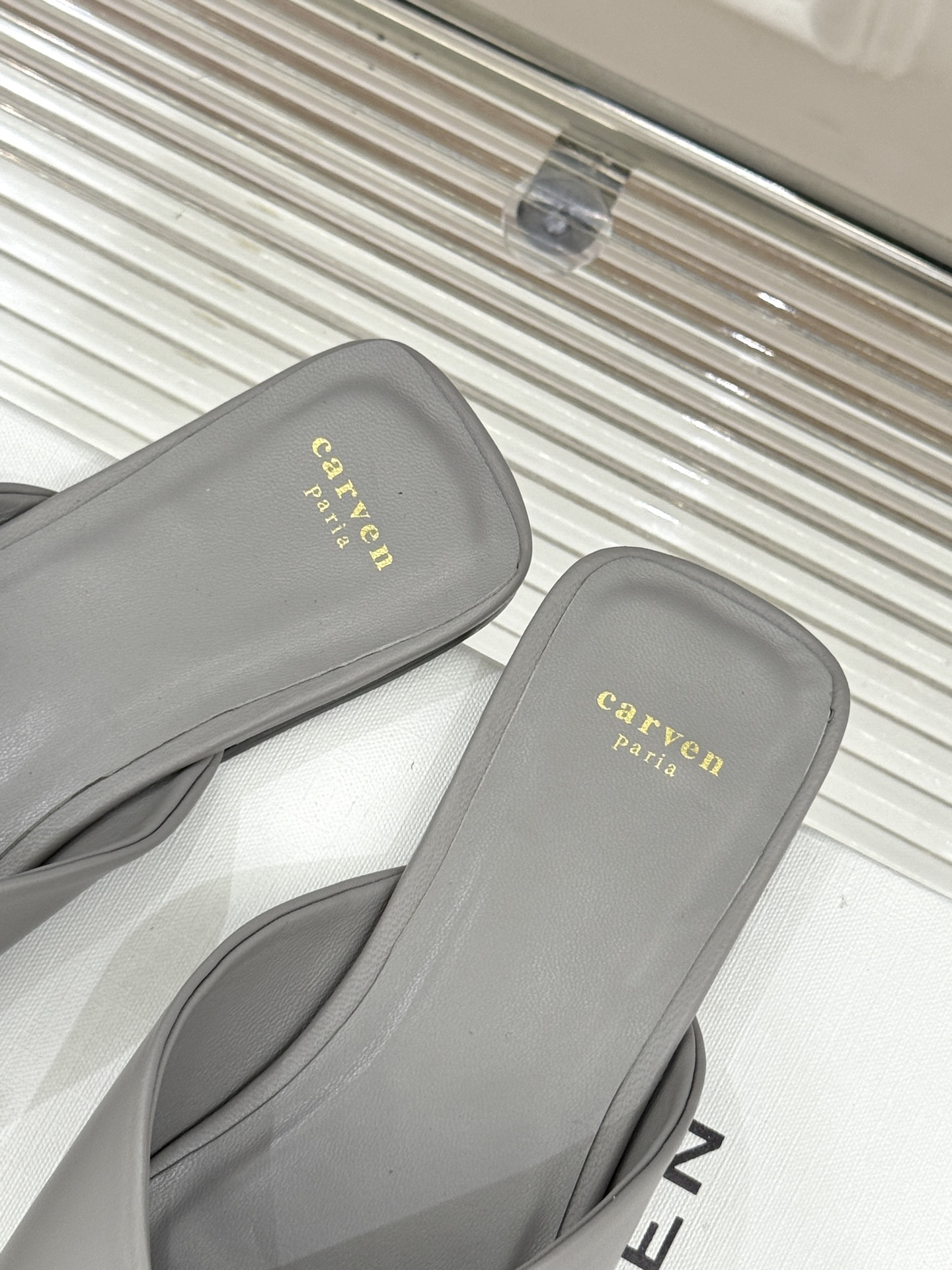 
CARVEN 25ss春夏新品
方头包头半拖！
极简主义的设计风格
日常随心搭配裙子 
裤子 都无敌好