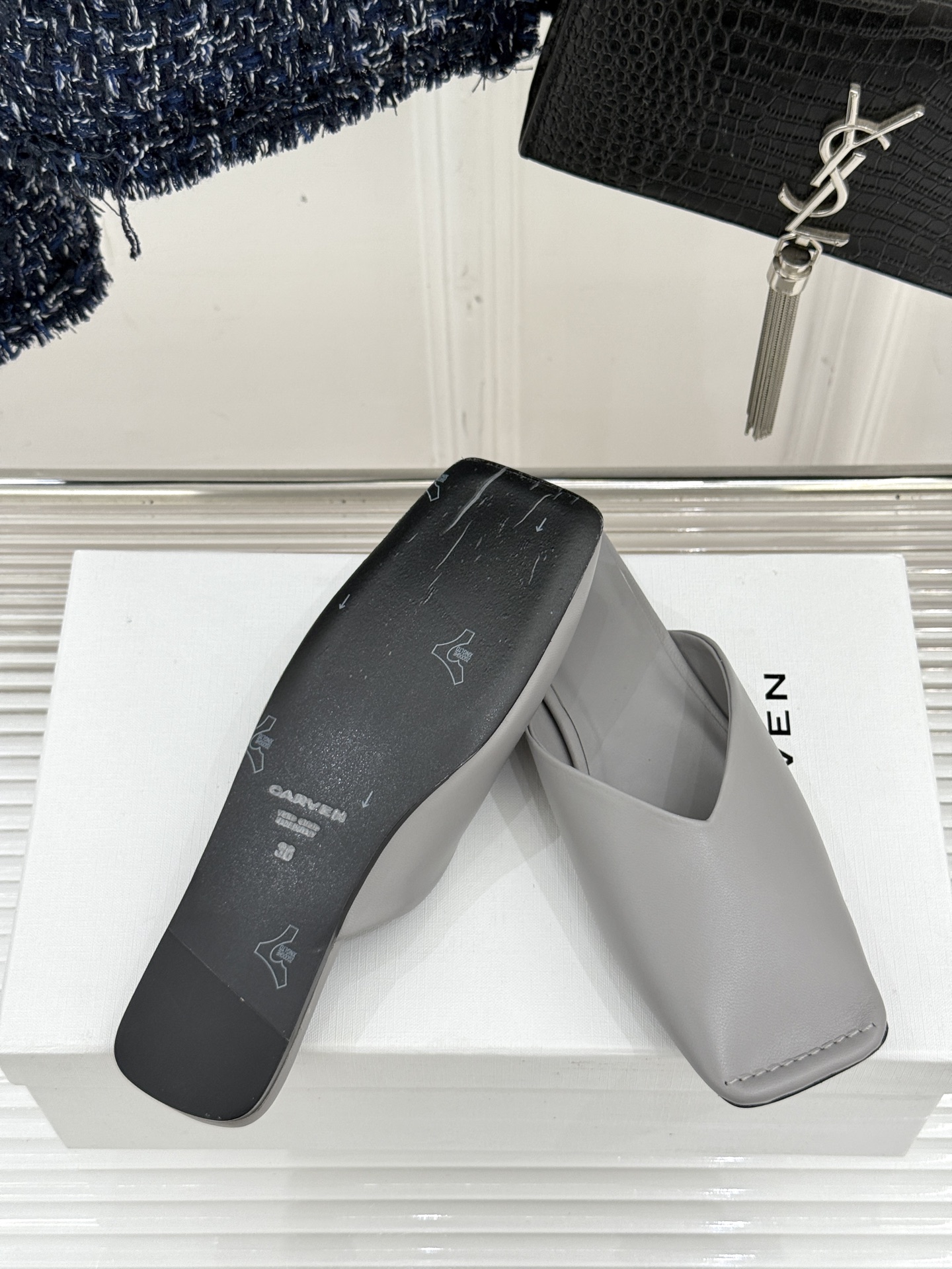 
CARVEN 25ss春夏新品
方头包头半拖！
极简主义的设计风格
日常随心搭配裙子 
裤子 都无敌好