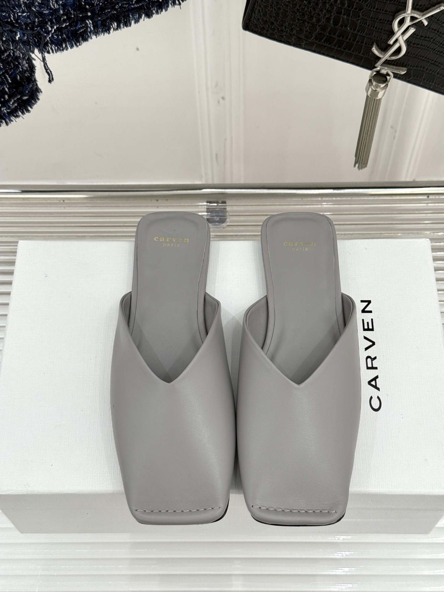
CARVEN 25ss春夏新品
方头包头半拖！
极简主义的设计风格
日常随心搭配裙子 
裤子 都无敌好