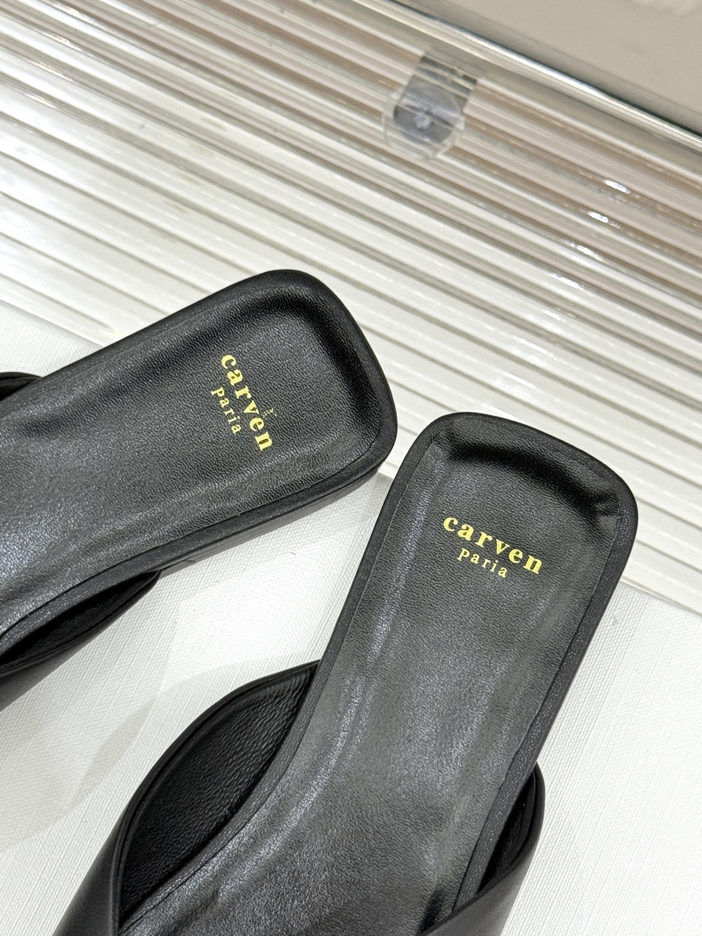 
CARVEN 25ss春夏新品
方头包头半拖！
极简主义的设计风格
日常随心搭配裙子 
裤子 都无敌好