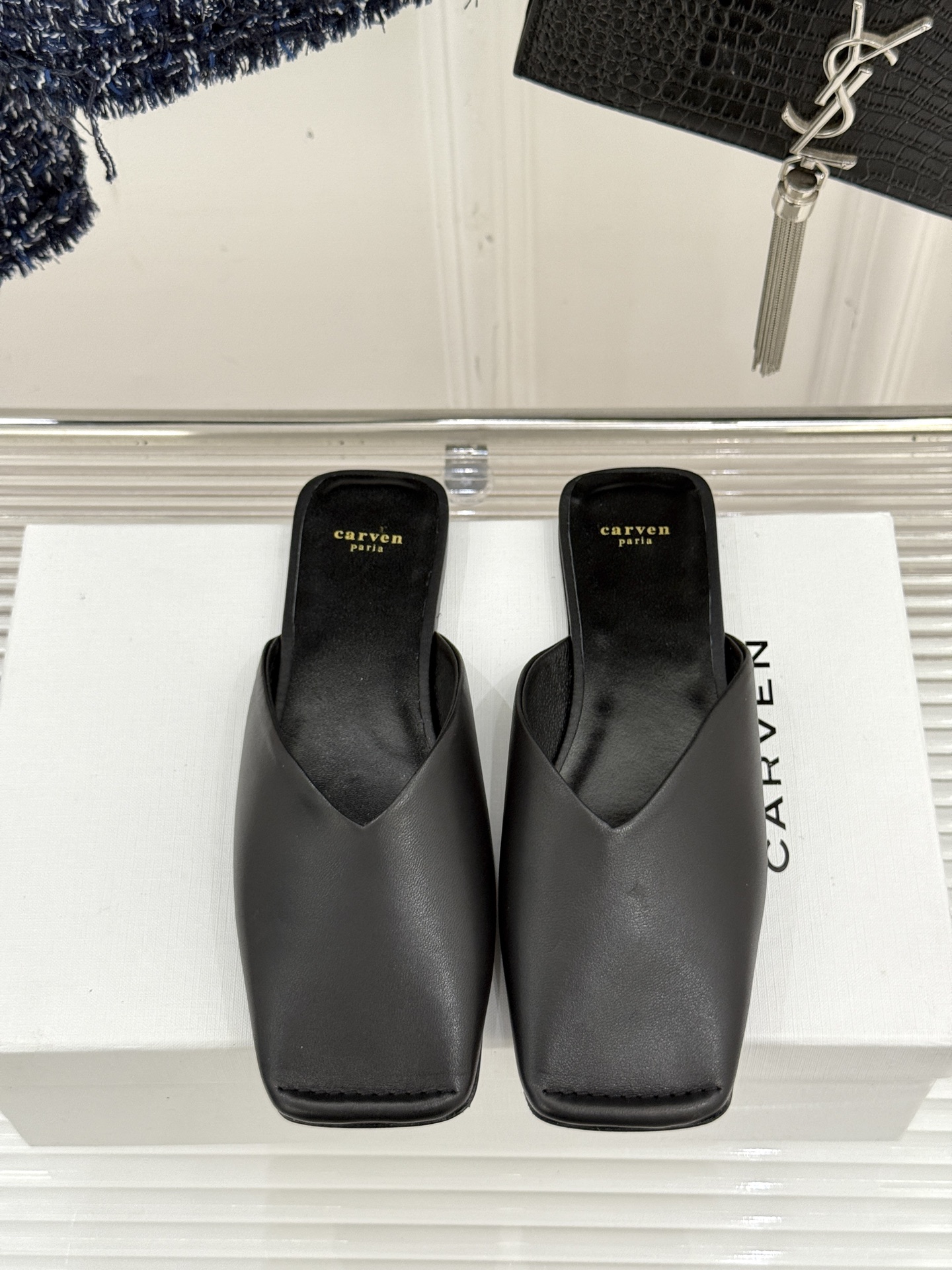 
CARVEN 25ss春夏新品
方头包头半拖！
极简主义的设计风格
日常随心搭配裙子 
裤子 都无敌好