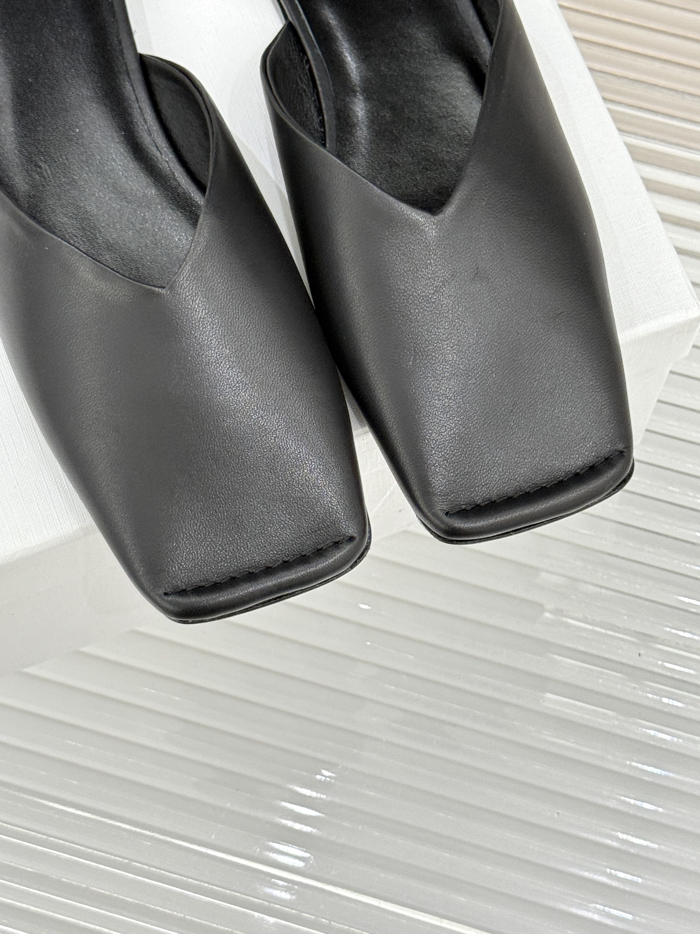 
CARVEN 25ss春夏新品
方头包头半拖！
极简主义的设计风格
日常随心搭配裙子 
裤子 都无敌好