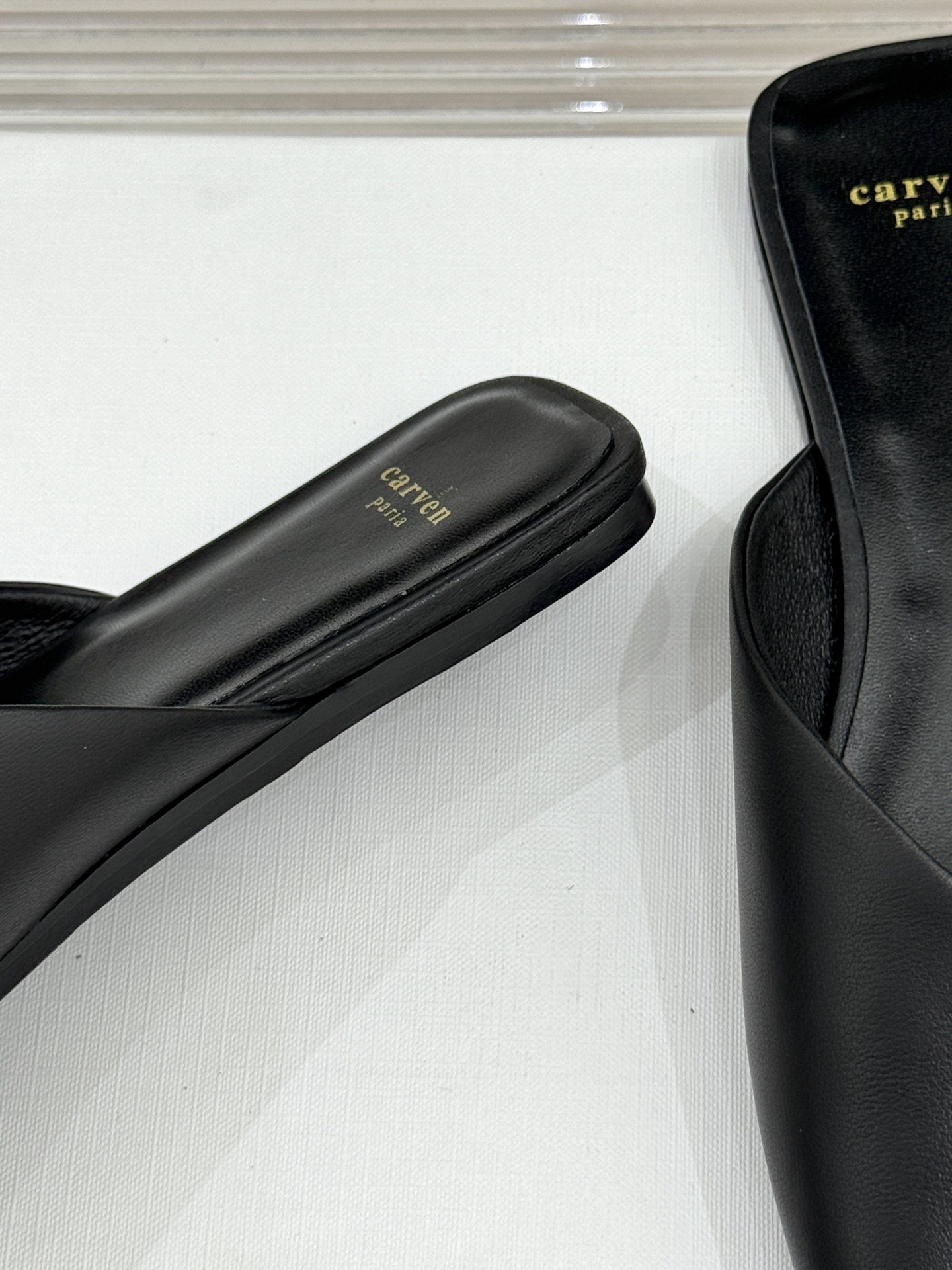 
CARVEN 25ss春夏新品
方头包头半拖！
极简主义的设计风格
日常随心搭配裙子 
裤子 都无敌好