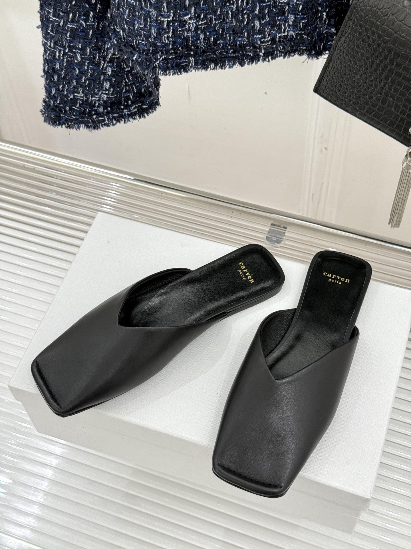 
CARVEN 25ss春夏新品
方头包头半拖！
极简主义的设计风格
日常随心搭配裙子 
裤子 都无敌好