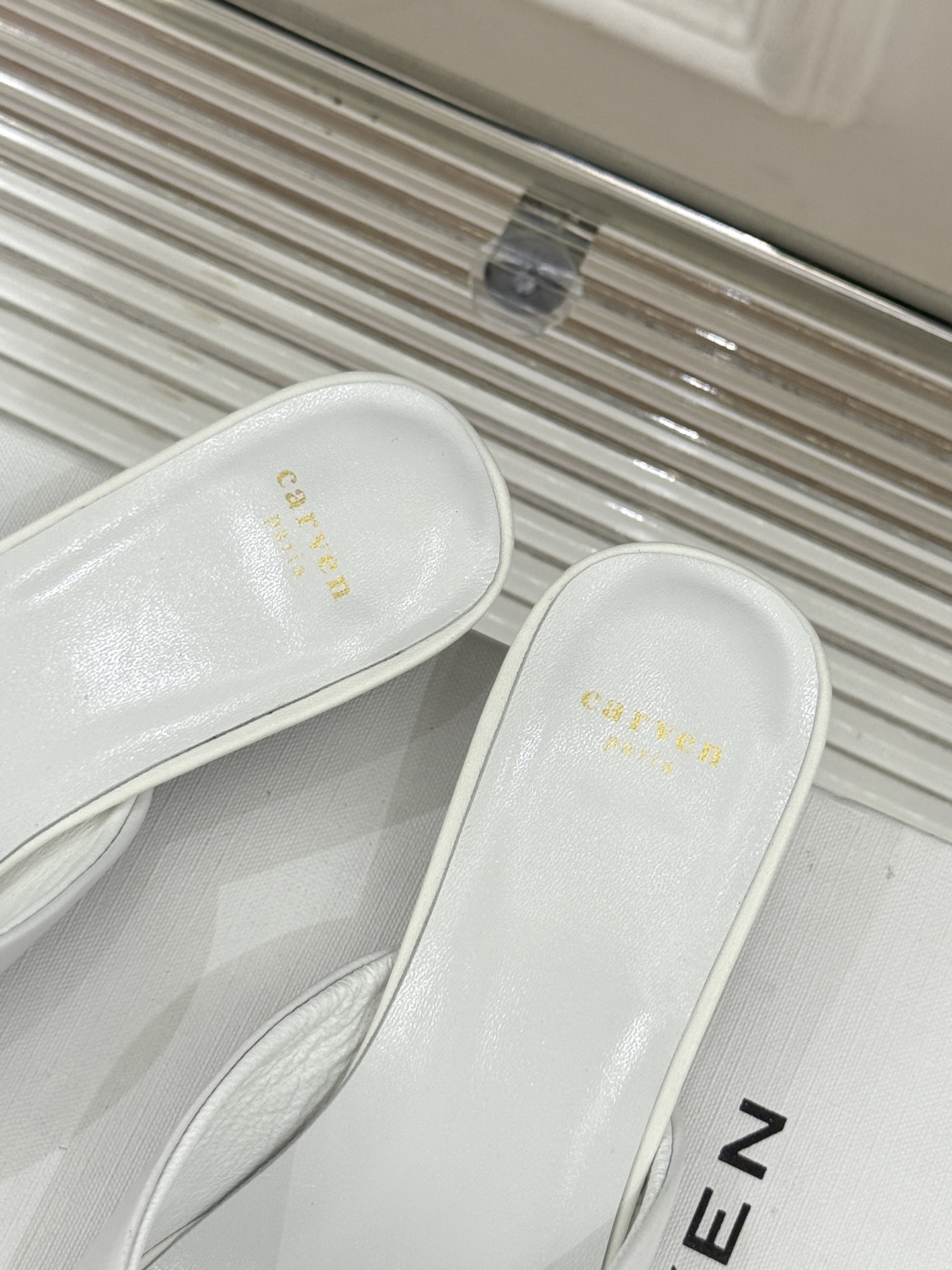
CARVEN 25ss春夏新品
方头包头半拖！
极简主义的设计风格
日常随心搭配裙子 
裤子 都无敌好