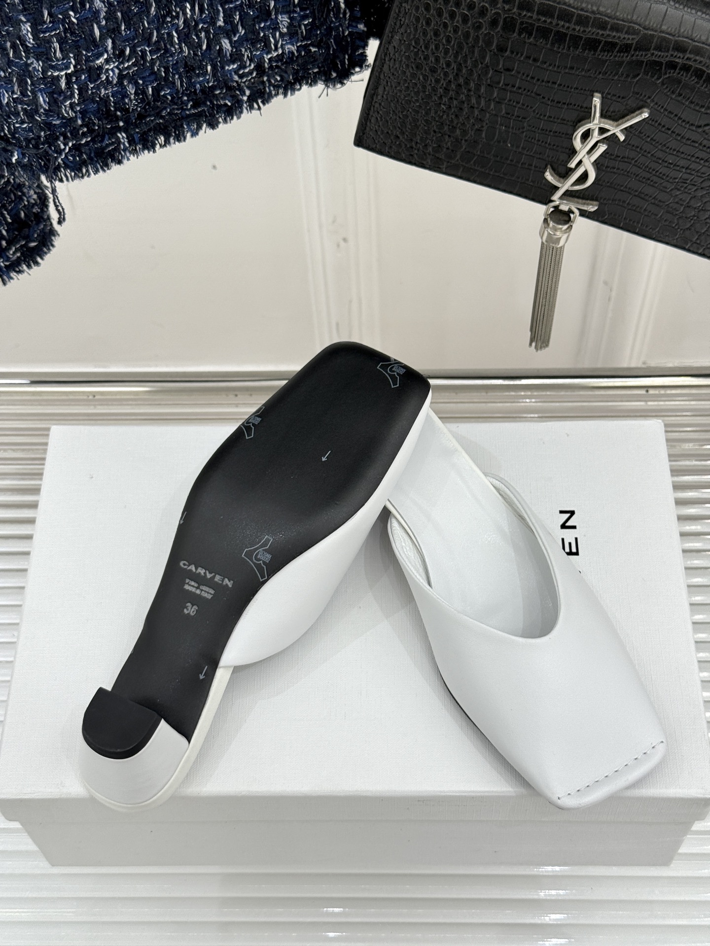 
CARVEN 25ss春夏新品
方头包头半拖！
极简主义的设计风格
日常随心搭配裙子 
裤子 都无敌好