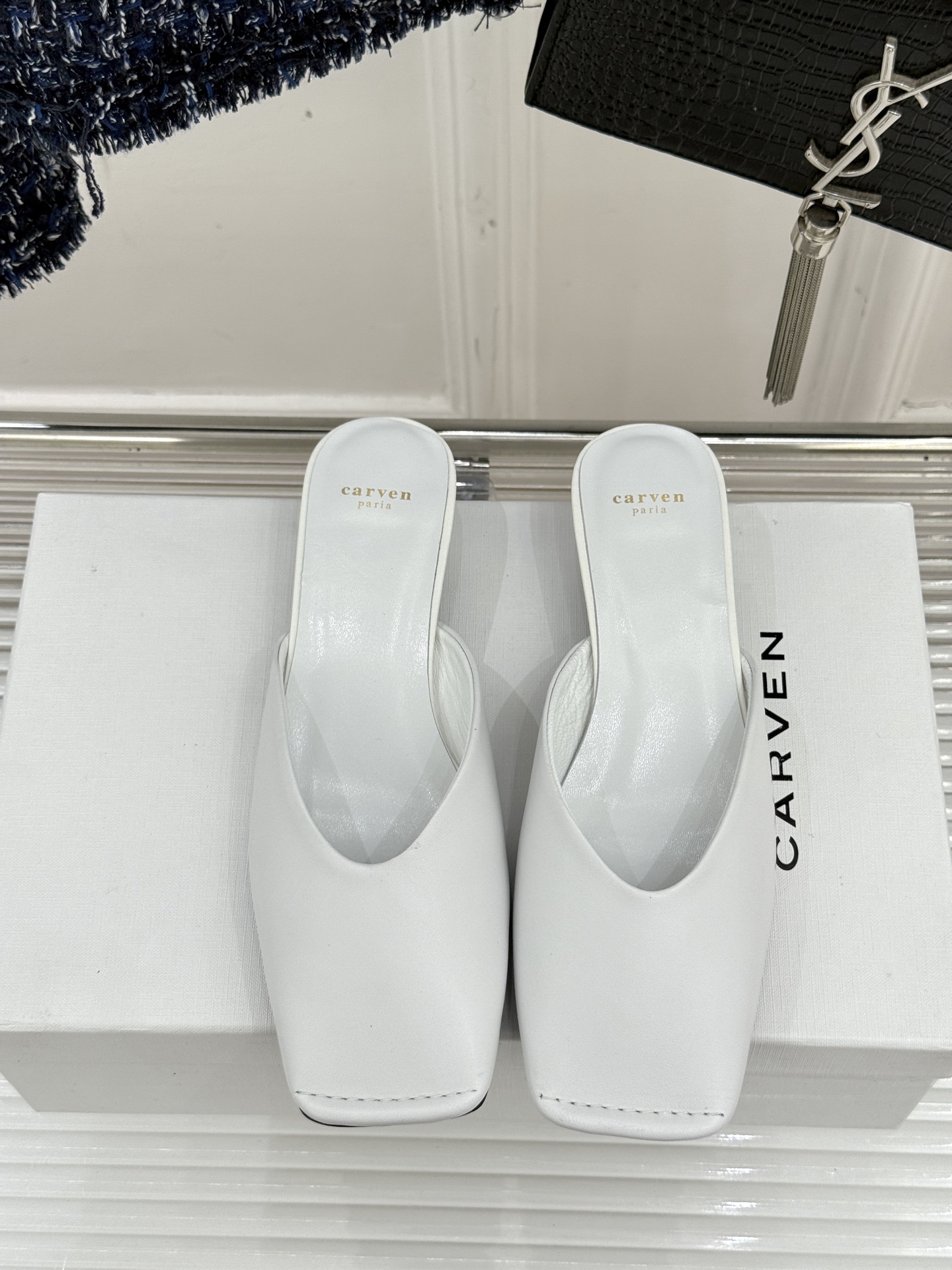 
CARVEN 25ss春夏新品
方头包头半拖！
极简主义的设计风格
日常随心搭配裙子 
裤子 都无敌好