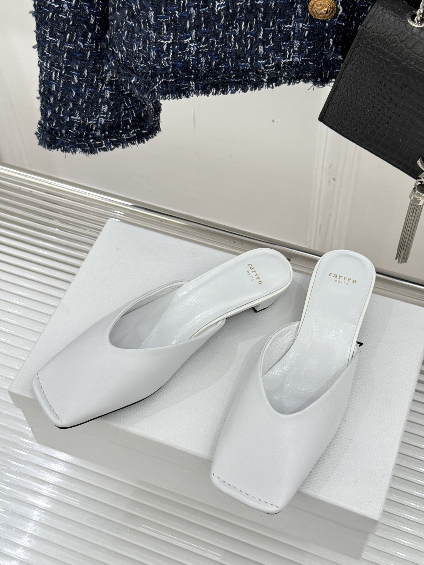 
CARVEN 25ss春夏新品
方头包头半拖！
极简主义的设计风格
日常随心搭配裙子 
裤子 都无敌好