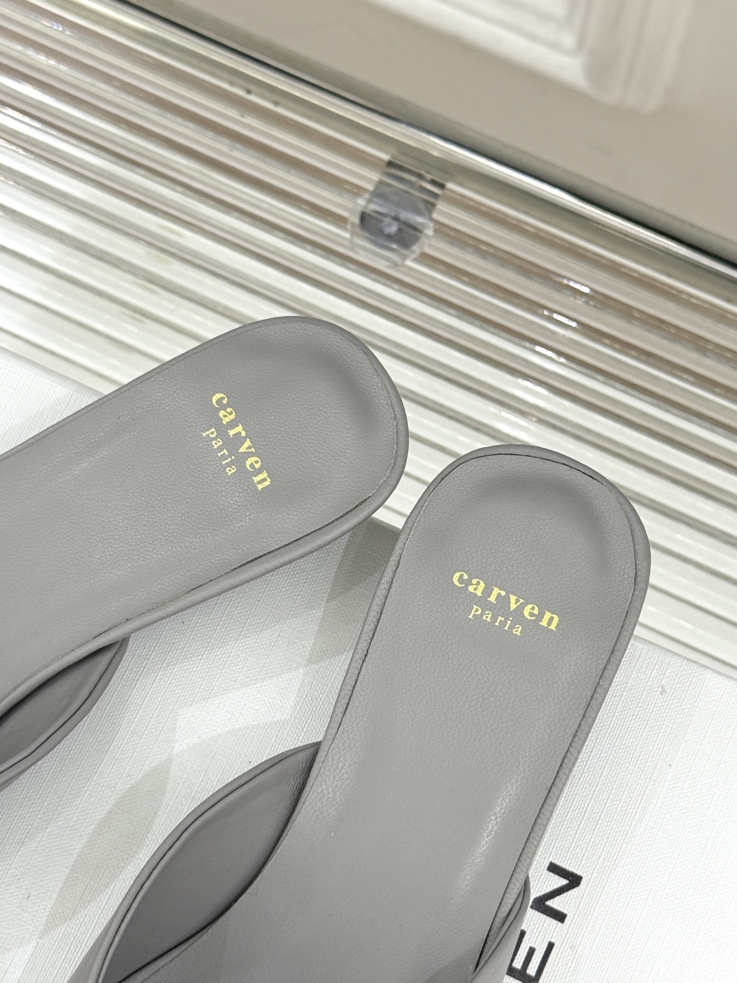 
CARVEN 25ss春夏新品
方头包头半拖！
极简主义的设计风格
日常随心搭配裙子 
裤子 都无敌好