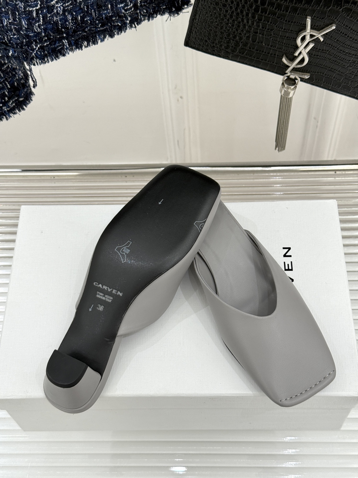 
CARVEN 25ss春夏新品
方头包头半拖！
极简主义的设计风格
日常随心搭配裙子 
裤子 都无敌好