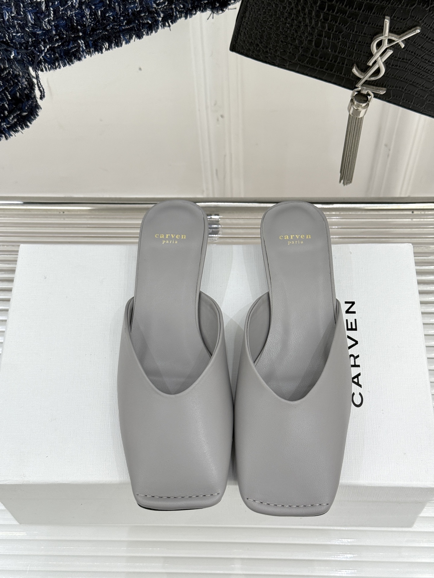 
CARVEN 25ss春夏新品
方头包头半拖！
极简主义的设计风格
日常随心搭配裙子 
裤子 都无敌好