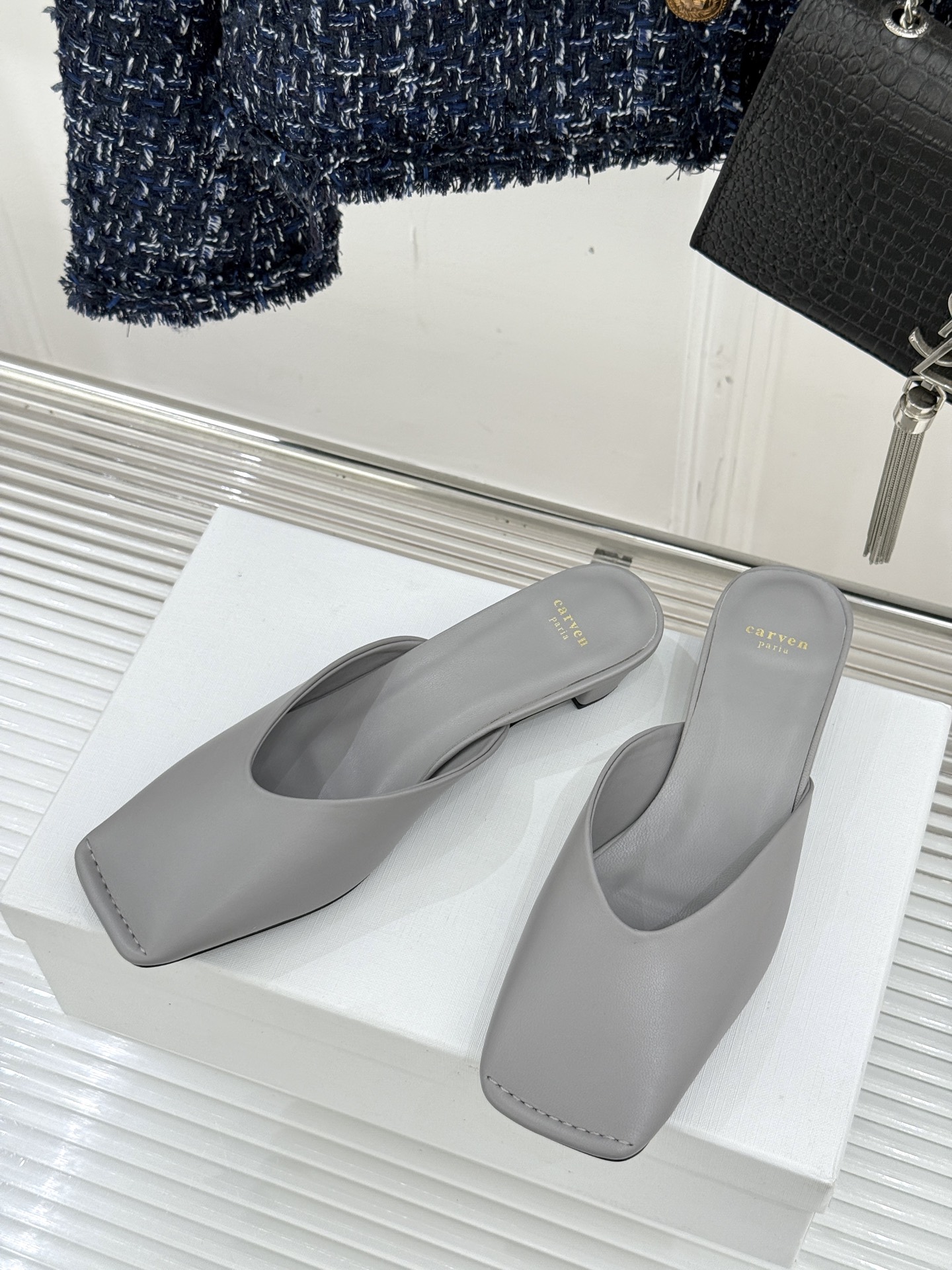 
CARVEN 25ss春夏新品
方头包头半拖！
极简主义的设计风格
日常随心搭配裙子 
裤子 都无敌好
