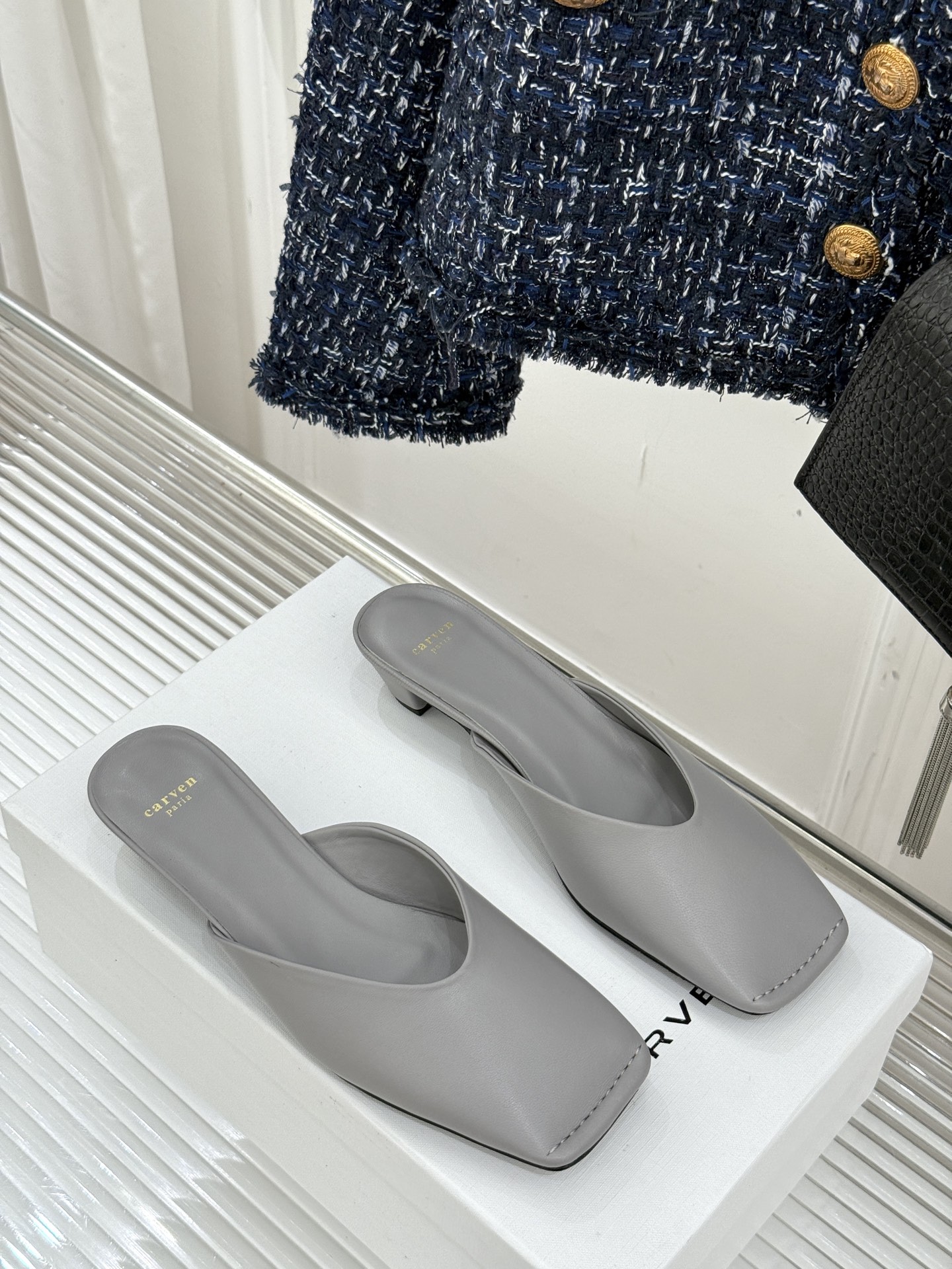 
CARVEN 25ss春夏新品
方头包头半拖！
极简主义的设计风格
日常随心搭配裙子 
裤子 都无敌好