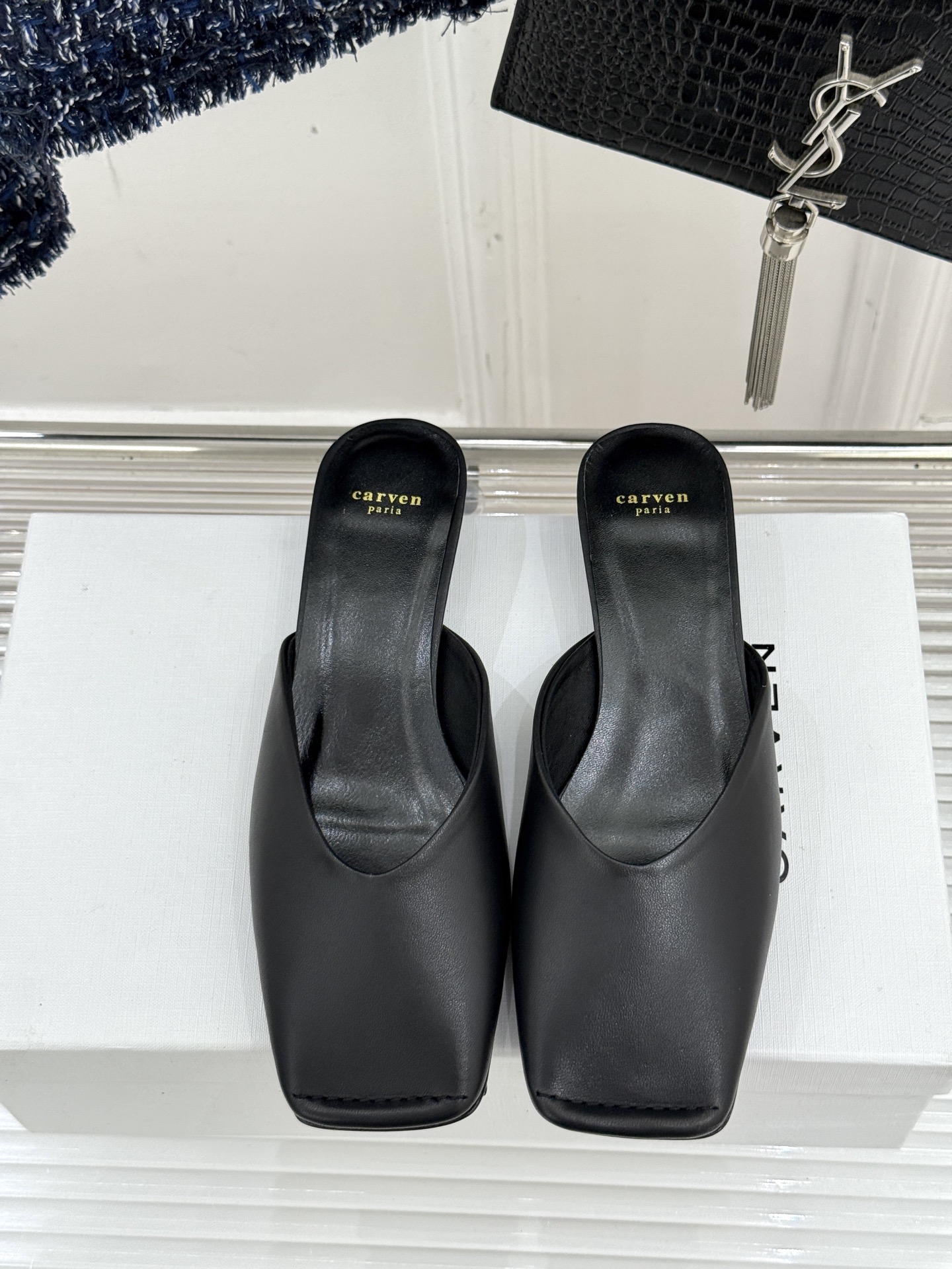 
CARVEN 25ss春夏新品
方头包头半拖！
极简主义的设计风格
日常随心搭配裙子 
裤子 都无敌好
