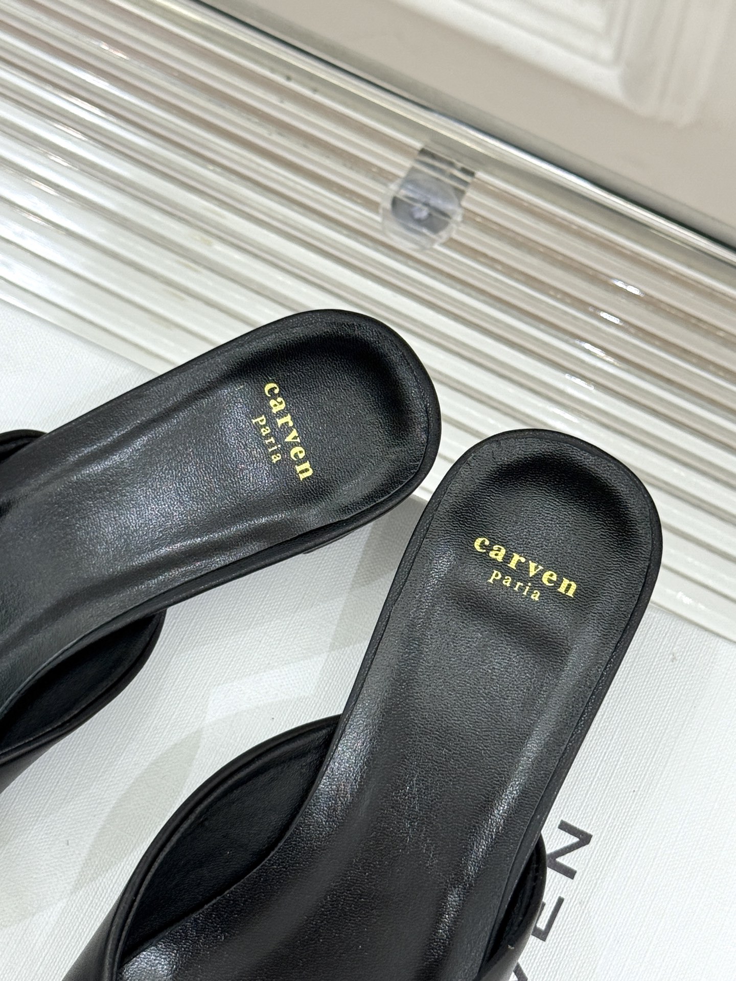
CARVEN 25ss春夏新品
方头包头半拖！
极简主义的设计风格
日常随心搭配裙子 
裤子 都无敌好