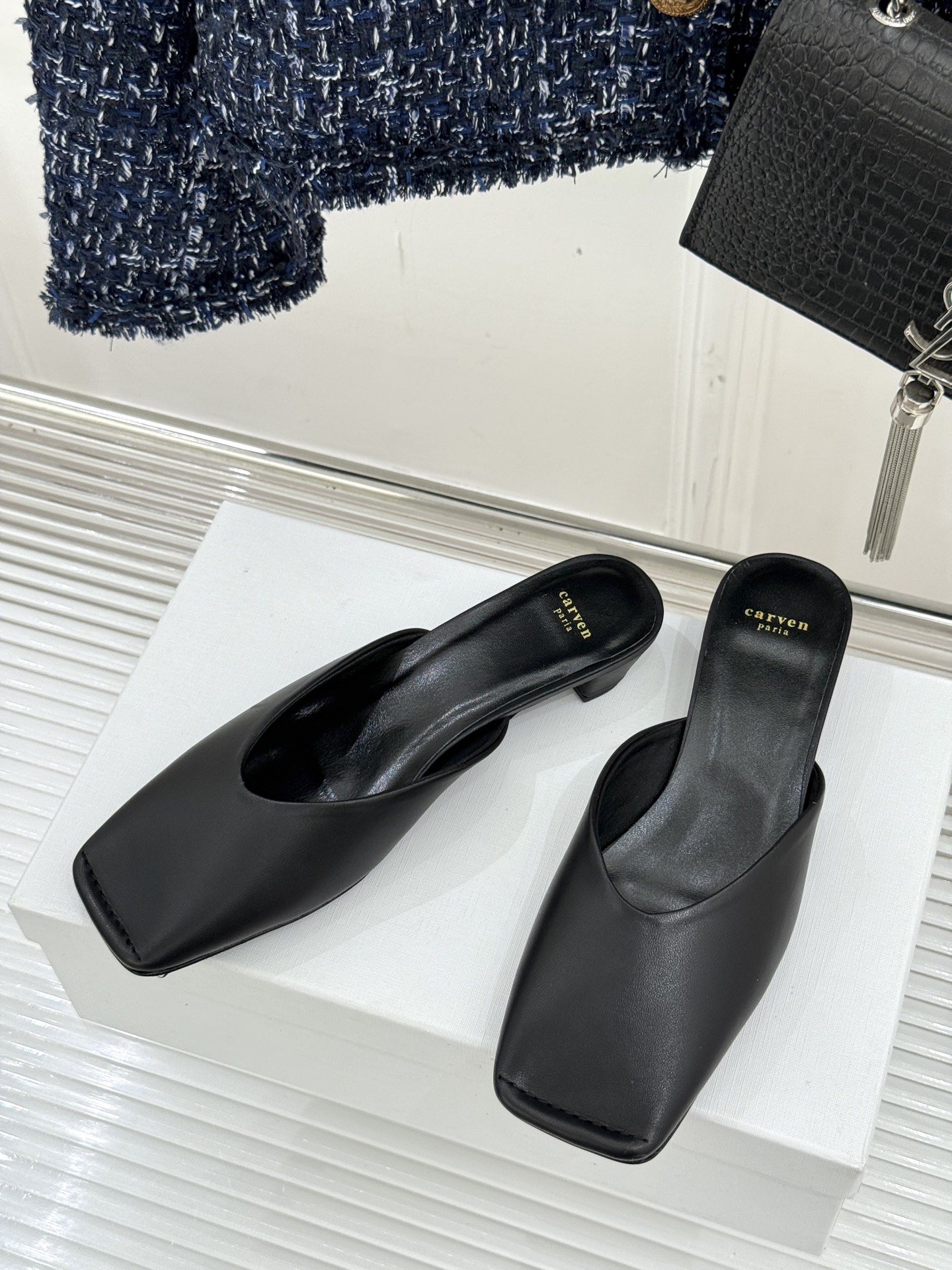 
CARVEN 25ss春夏新品
方头包头半拖！
极简主义的设计风格
日常随心搭配裙子 
裤子 都无敌好