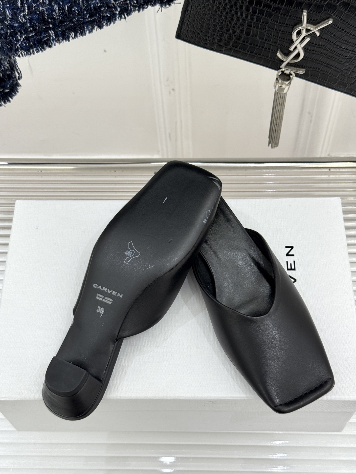 
CARVEN 25ss春夏新品
方头包头半拖！
极简主义的设计风格
日常随心搭配裙子 
裤子 都无敌好