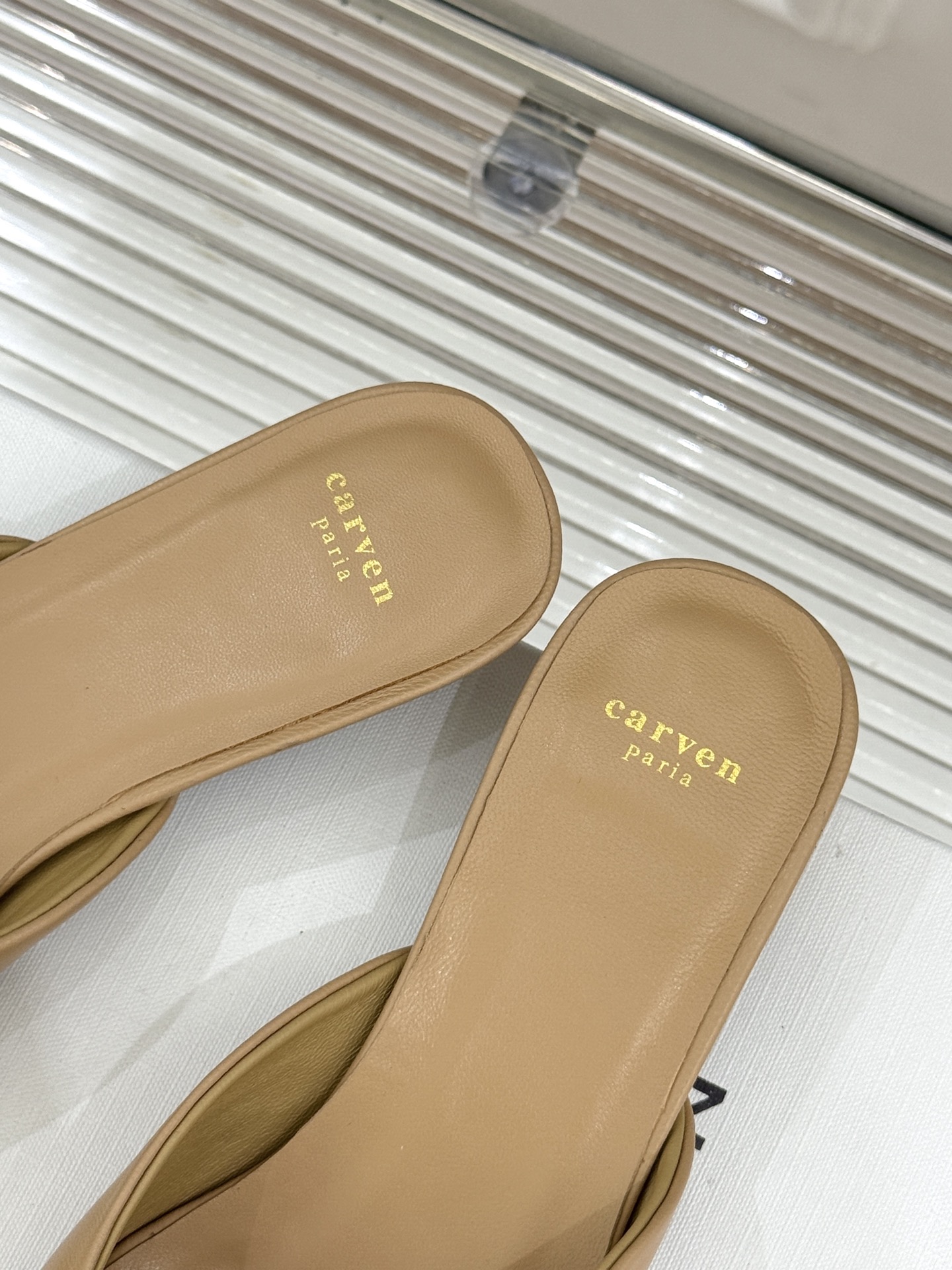 
CARVEN 25ss春夏新品
方头包头半拖！
极简主义的设计风格
日常随心搭配裙子 
裤子 都无敌好