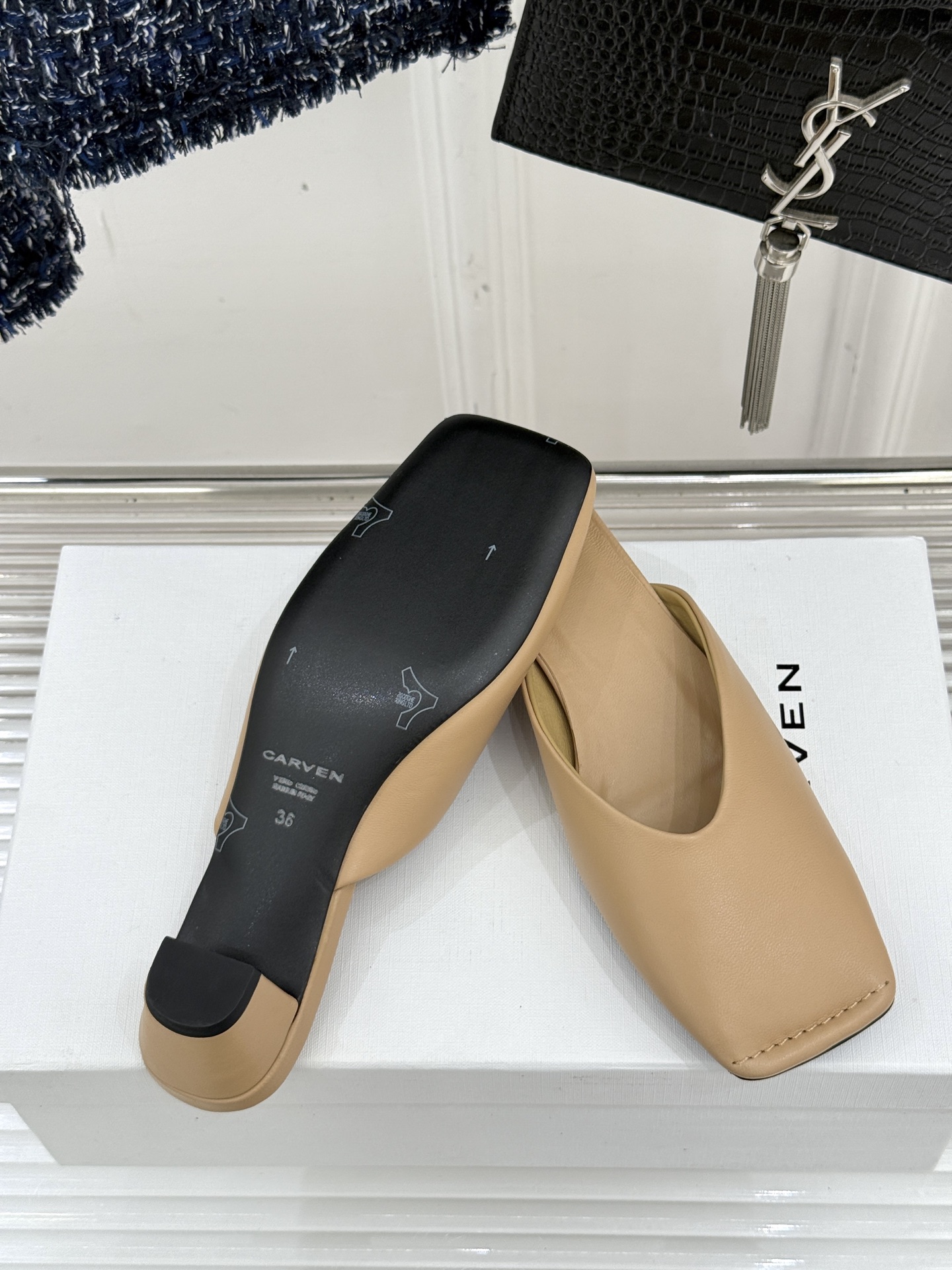 
CARVEN 25ss春夏新品
方头包头半拖！
极简主义的设计风格
日常随心搭配裙子 
裤子 都无敌好