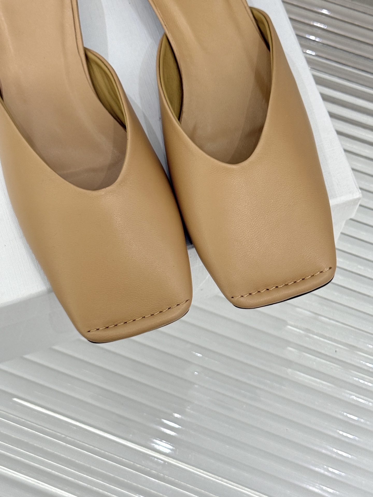 
CARVEN 25ss春夏新品
方头包头半拖！
极简主义的设计风格
日常随心搭配裙子 
裤子 都无敌好