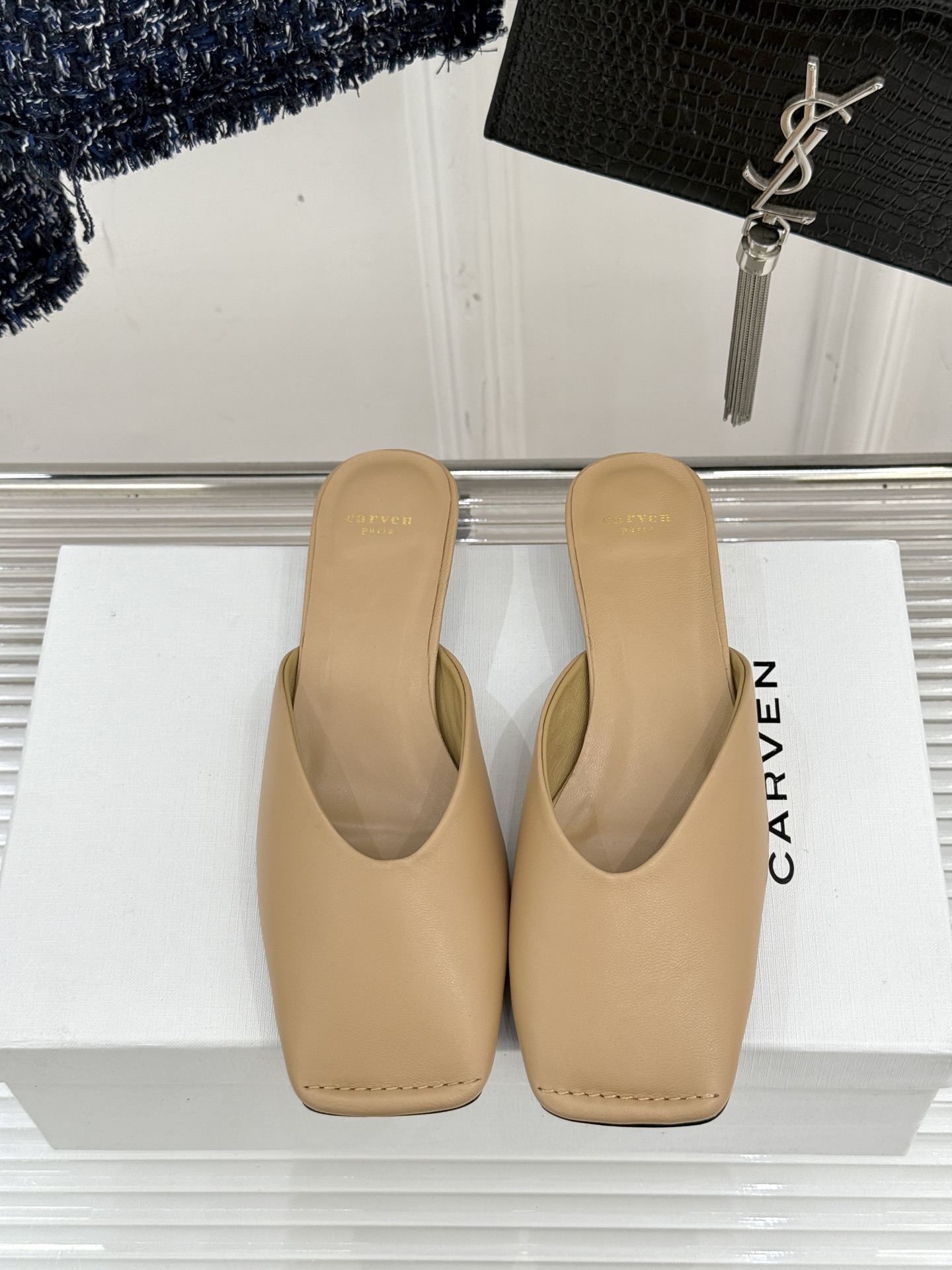 
CARVEN 25ss春夏新品
方头包头半拖！
极简主义的设计风格
日常随心搭配裙子 
裤子 都无敌好