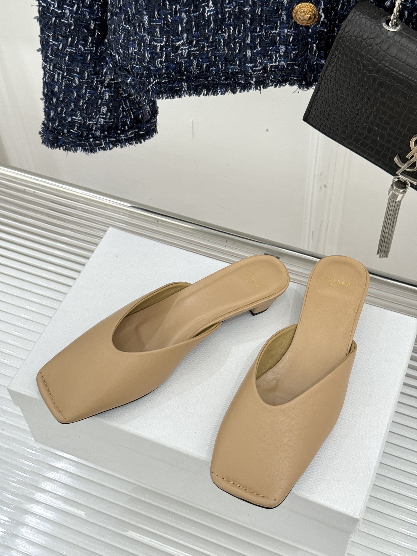 
CARVEN 25ss春夏新品
方头包头半拖！
极简主义的设计风格
日常随心搭配裙子 
裤子 都无敌好