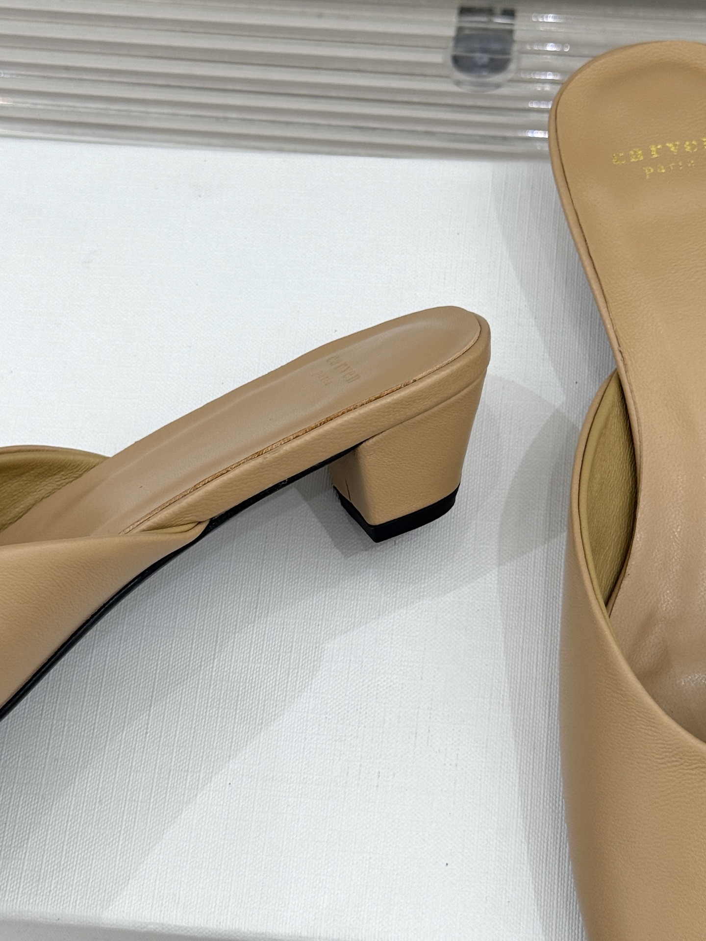 
CARVEN 25ss春夏新品
方头包头半拖！
极简主义的设计风格
日常随心搭配裙子 
裤子 都无敌好