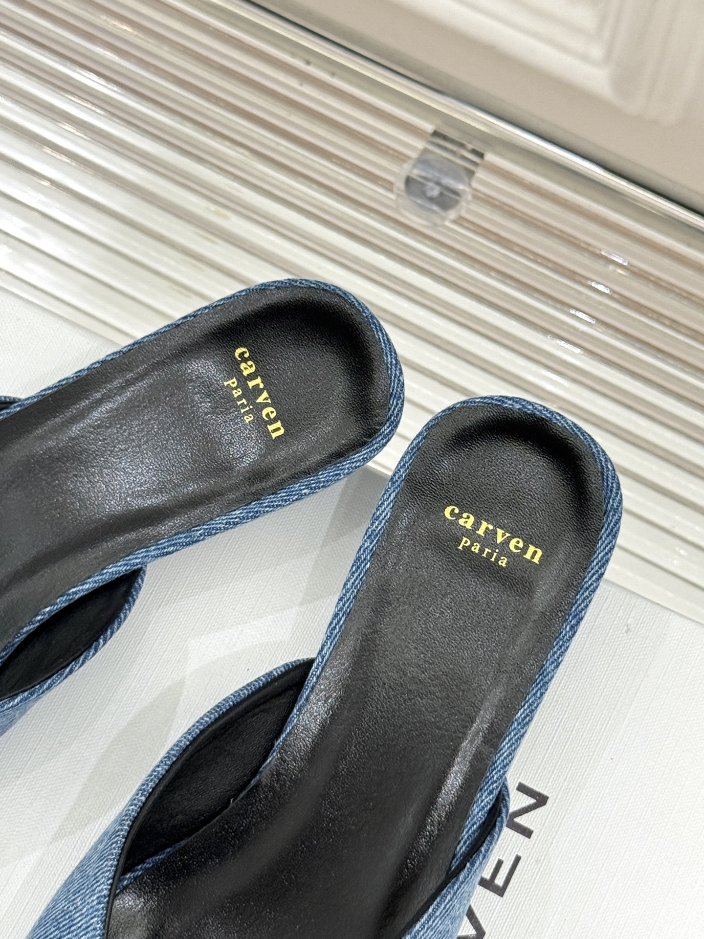 
CARVEN 25ss春夏新品
方头包头半拖！
极简主义的设计风格
日常随心搭配裙子 
裤子 都无敌好