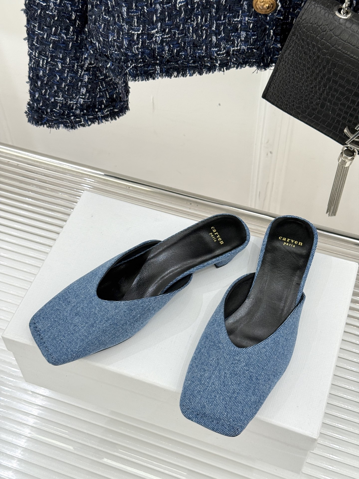 
CARVEN 25ss春夏新品
方头包头半拖！
极简主义的设计风格
日常随心搭配裙子 
裤子 都无敌好