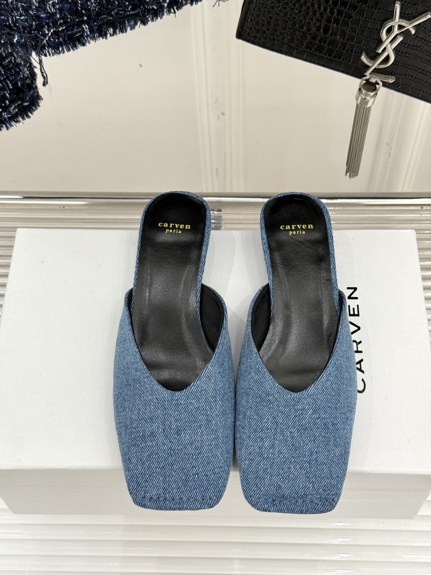 
CARVEN 25ss春夏新品
方头包头半拖！
极简主义的设计风格
日常随心搭配裙子 
裤子 都无敌好