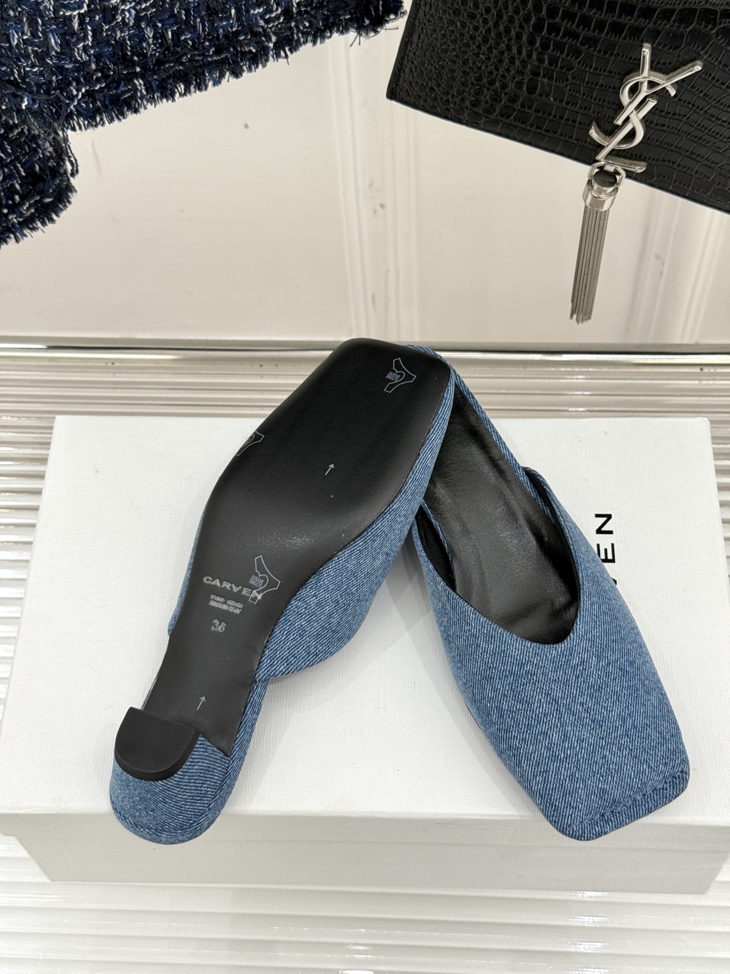 
CARVEN 25ss春夏新品
方头包头半拖！
极简主义的设计风格
日常随心搭配裙子 
裤子 都无敌好