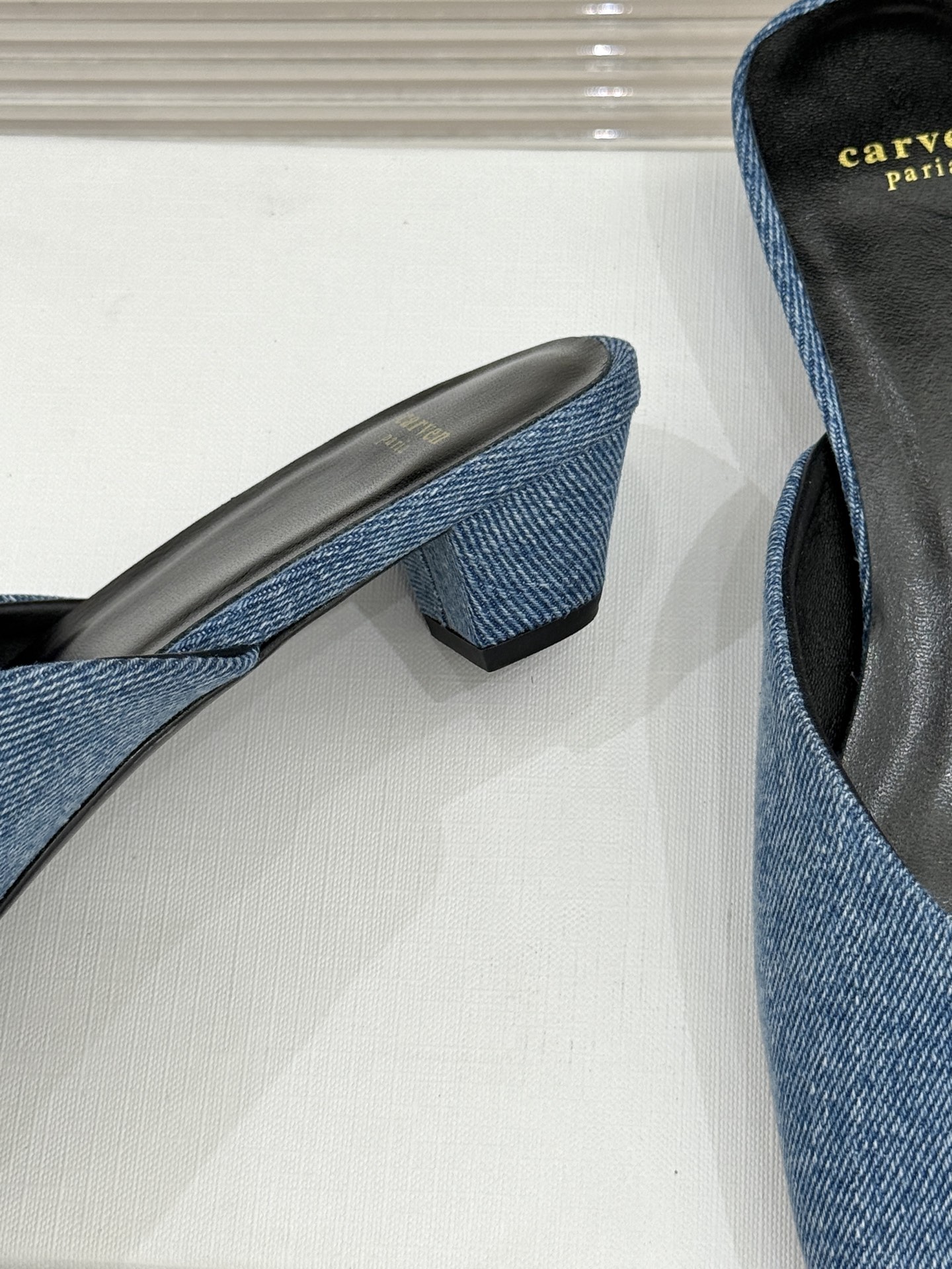 
CARVEN 25ss春夏新品
方头包头半拖！
极简主义的设计风格
日常随心搭配裙子 
裤子 都无敌好