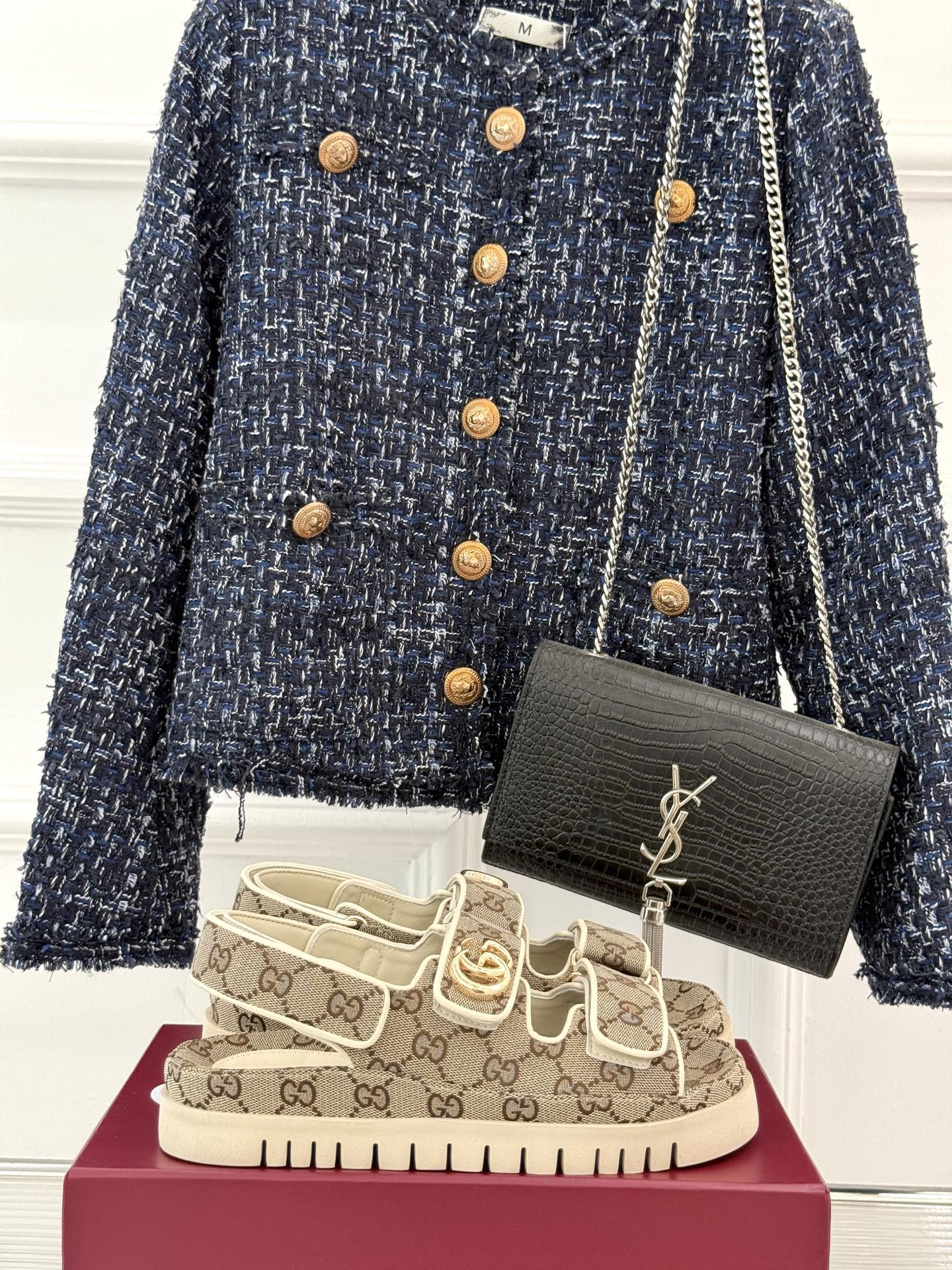 NO:403300,Gucci/Gucci Jing 25WF new spring and summer products, double G-button beach Velcro slippers, essential lazy gospel shoes in summer, whoever wears them is beautiful!  Very light and unexpected comfort on the feet. Not picky about the feet. The simple Velcro design is very durable. Adjustable size. The original mold opening is electroplating of hardware buckles and does not fade easily. The fabric is made of original customized material. The inner sheepskin is very comfortable and does not scratch or scratch the feet. The original mold opening is customized outsole. Size35-39 (customized by 40/41/42), sandals, gucci, gucci, sandals, slippers, sheepskin19860909Gucci/古驰经25WF春夏新品 双G扣沙滩魔术贴拖鞋 夏天必备懒人福音鞋 谁穿谁美！ 很轻盈上脚意外的舒适 还不挑脚型 简约的魔术贴设计很耐看 可调节大小 五金扣原版开模电镀不易褪色 面料采用原版定制材质 内里羊皮很舒服不刮也不磨脚 原版开模定制大底 Size35-39（40/41/42定制）,凉鞋,gucci,gucci,sandals,slippers,sheepskin,Women's Shoes