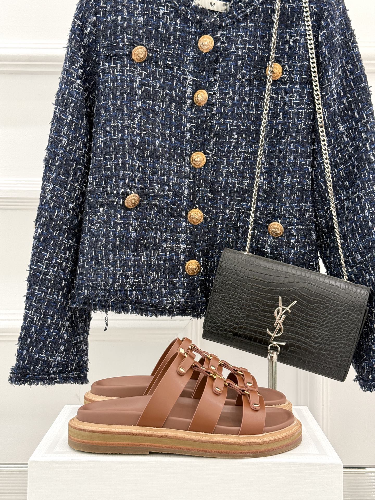 NO:403291,Celine｜Celine's classic spring and summer new product Arc de Triomphe lazy slippers Go material The fabric is imported fetal cowhide, the inner foot pads are all cowhide original beef tendon outsole genuine leather edge strip Original mold opening hardware buckle Size: 35-39 (customized by 40/41), slippers, celine, celine, slippers, cowhide19860909Celine｜赛琳经典春夏新品 凯旋门懒人拖鞋 Go 材质 面料采用进口胎牛皮 内里垫脚均为牛皮 原版牛筋大底真皮沿条 原版开模五金扣 码数: 35-39（40/41定制）,拖鞋,celine,celine,slippers,cowhide,Women's Shoes