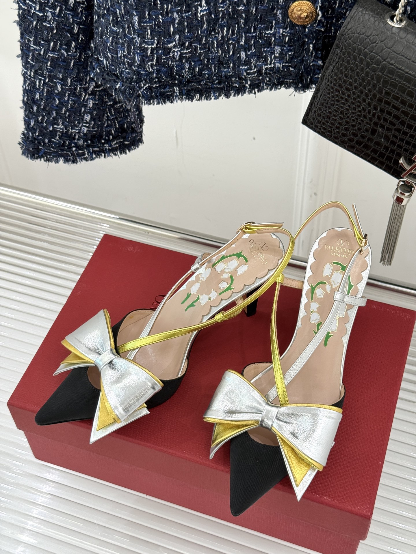
Valentino/华伦天奴25ss春夏
新品蝴蝶结高跟凉鞋
高辨识度的个人风格靠拢
立体镂空蝴蝶结装