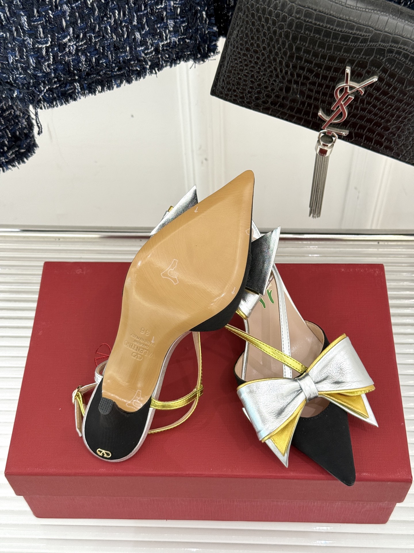 
Valentino/华伦天奴25ss春夏
新品蝴蝶结高跟凉鞋
高辨识度的个人风格靠拢
立体镂空蝴蝶结装