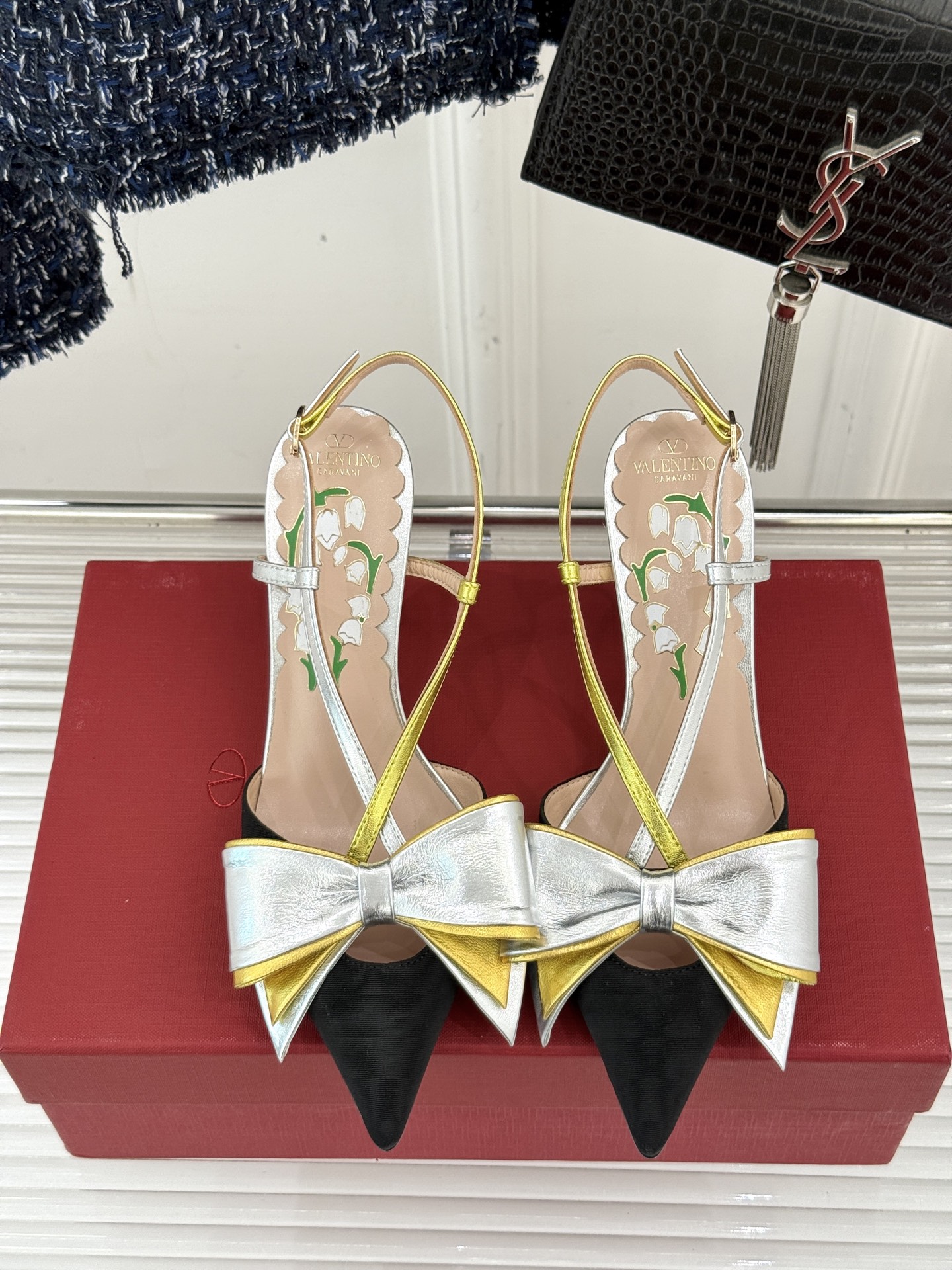 
Valentino/华伦天奴25ss春夏
新品蝴蝶结高跟凉鞋
高辨识度的个人风格靠拢
立体镂空蝴蝶结装